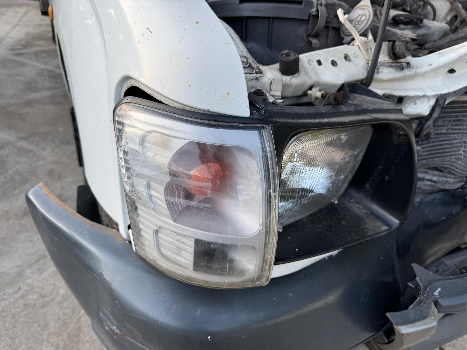 View TOYOTA HILUX 2002 2 Door Pickup Breaking