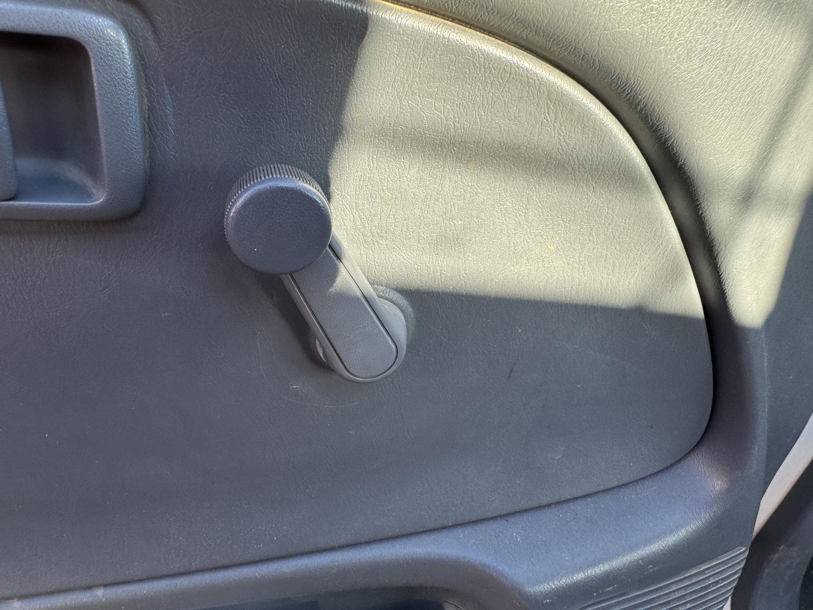View TOYOTA HILUX 2002 2 Door Pickup Breaking