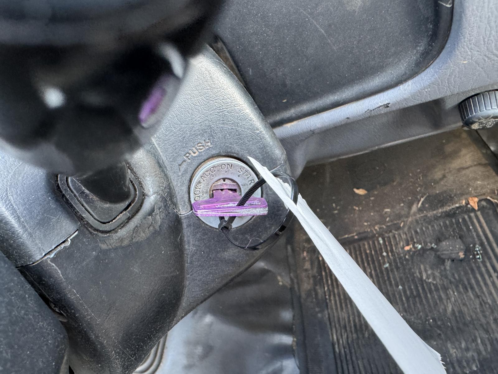 View TOYOTA HILUX 2002 2 Door Pickup Breaking