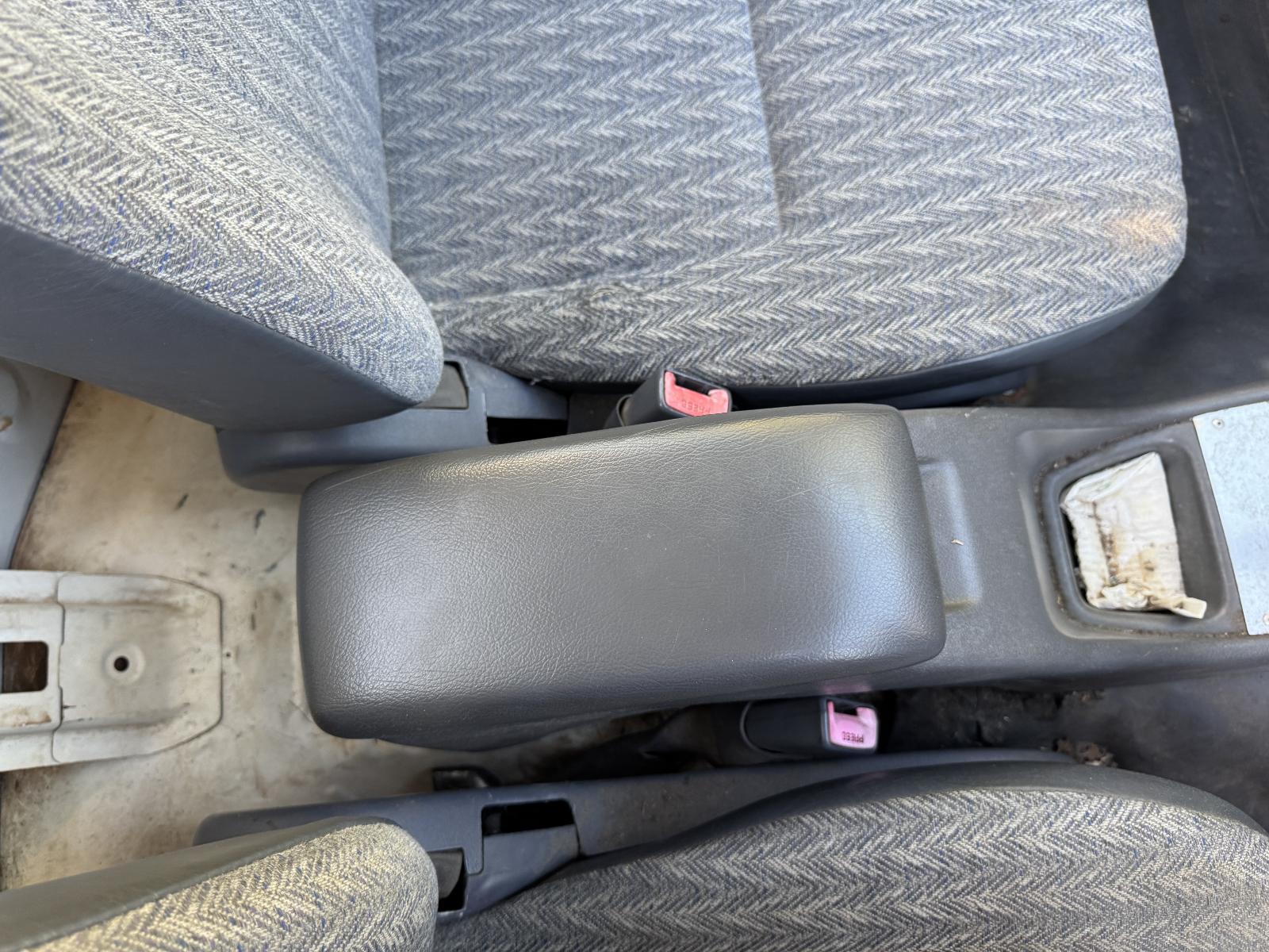 View TOYOTA HILUX 2002 2 Door Pickup Breaking