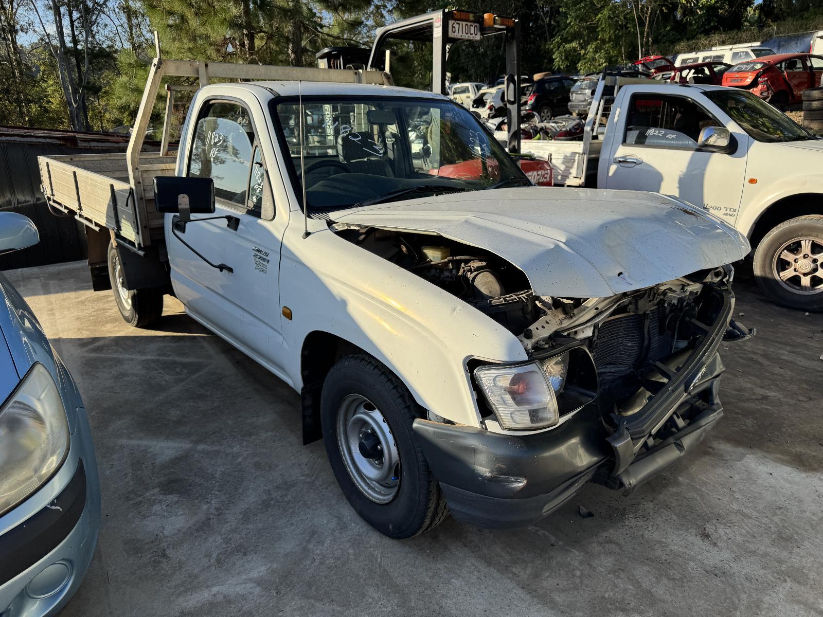 Image for a TOYOTA HILUX 2002 2 Door Pickup Breaking