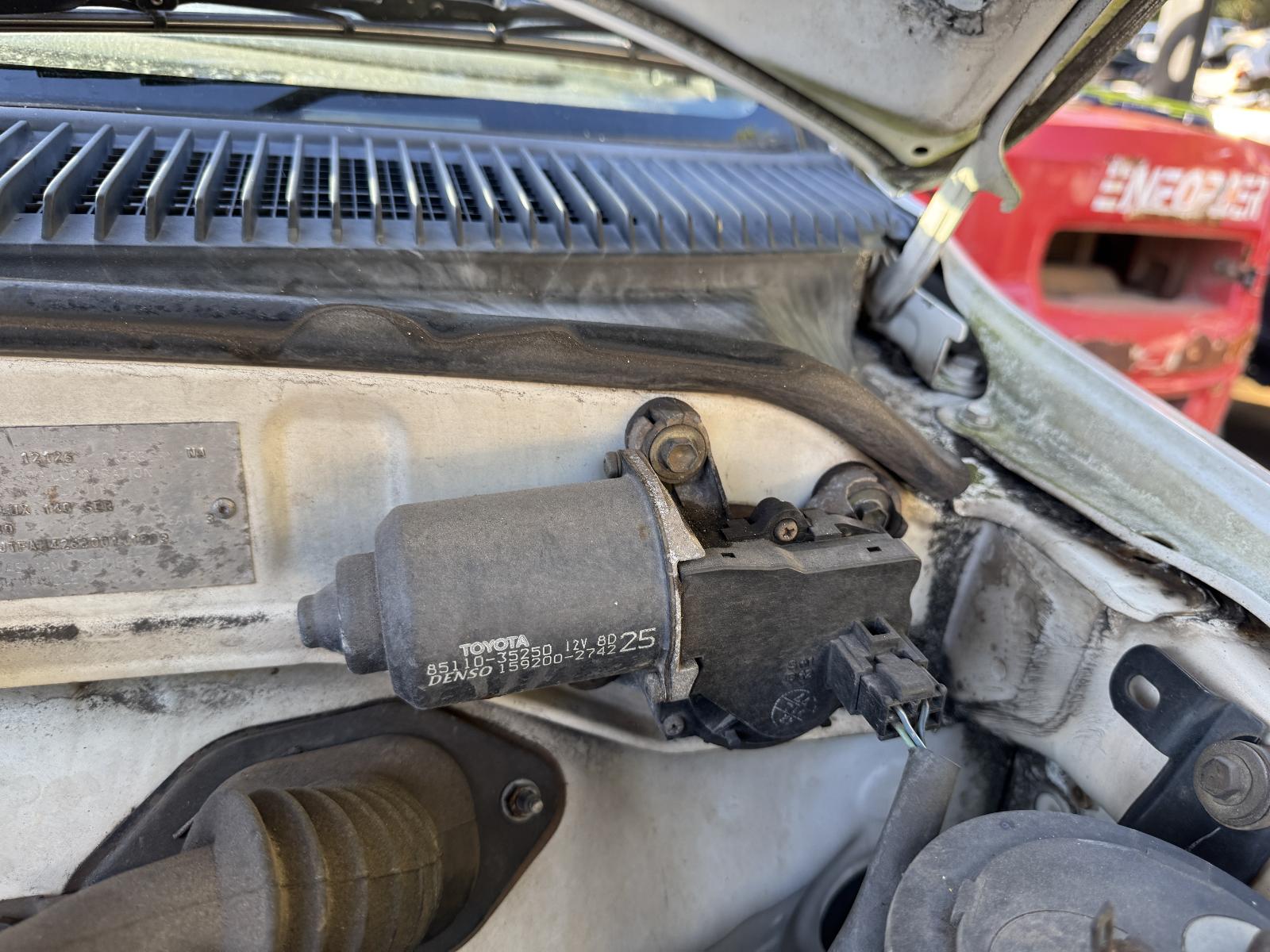 View TOYOTA HILUX 2002 2 Door Pickup Breaking