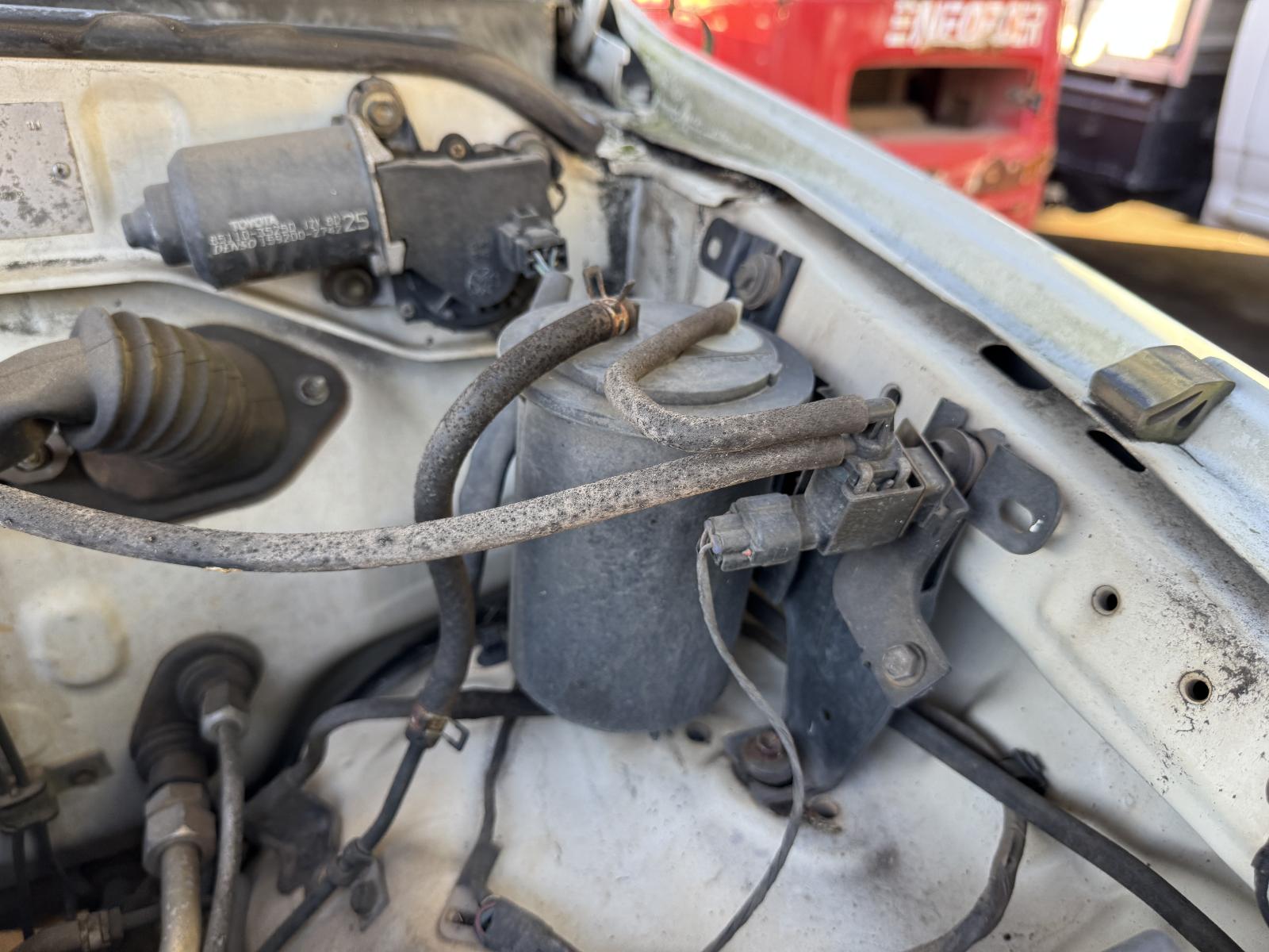 View TOYOTA HILUX 2002 2 Door Pickup Breaking