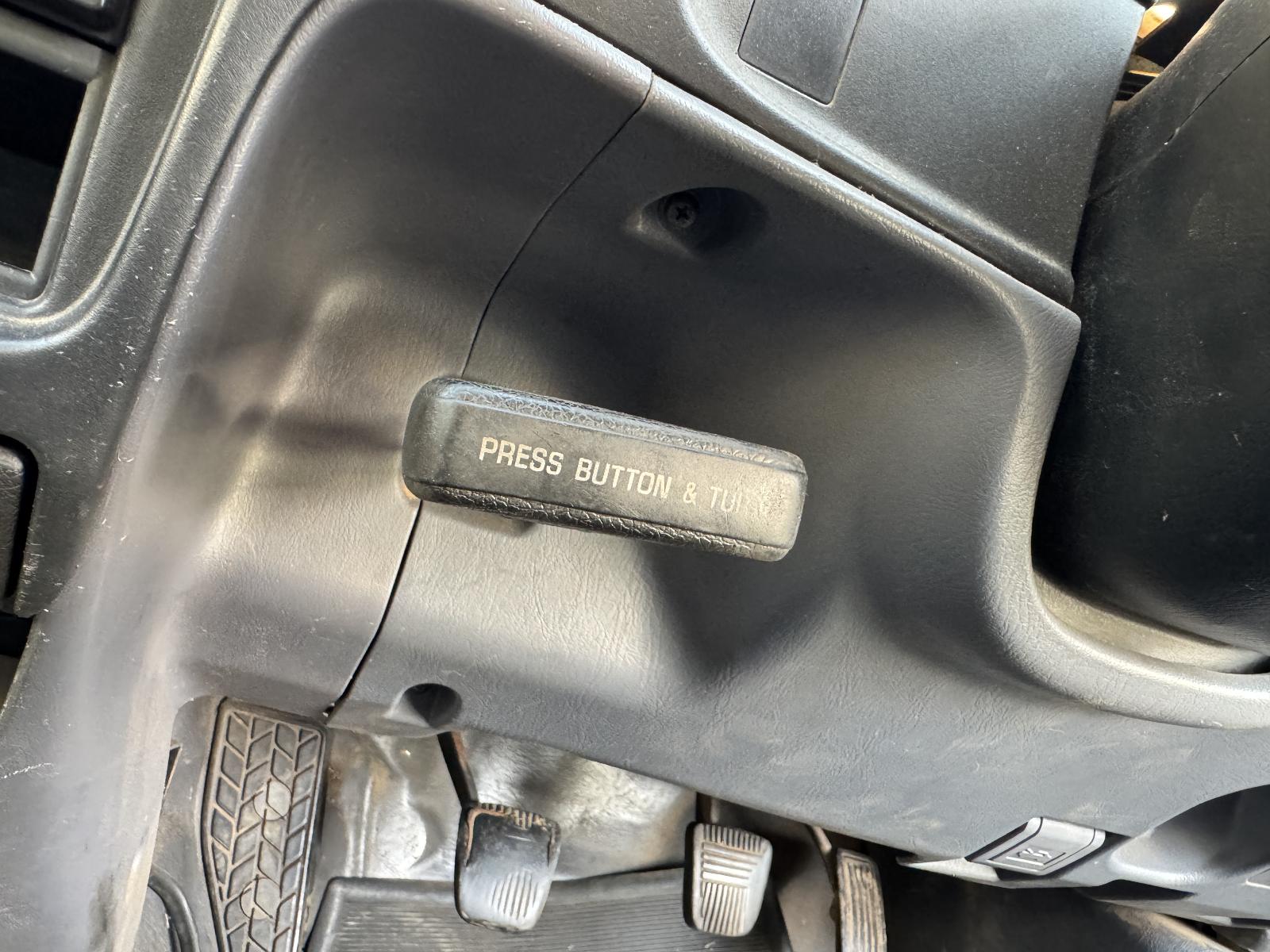 View TOYOTA HILUX 2002 2 Door Pickup Breaking