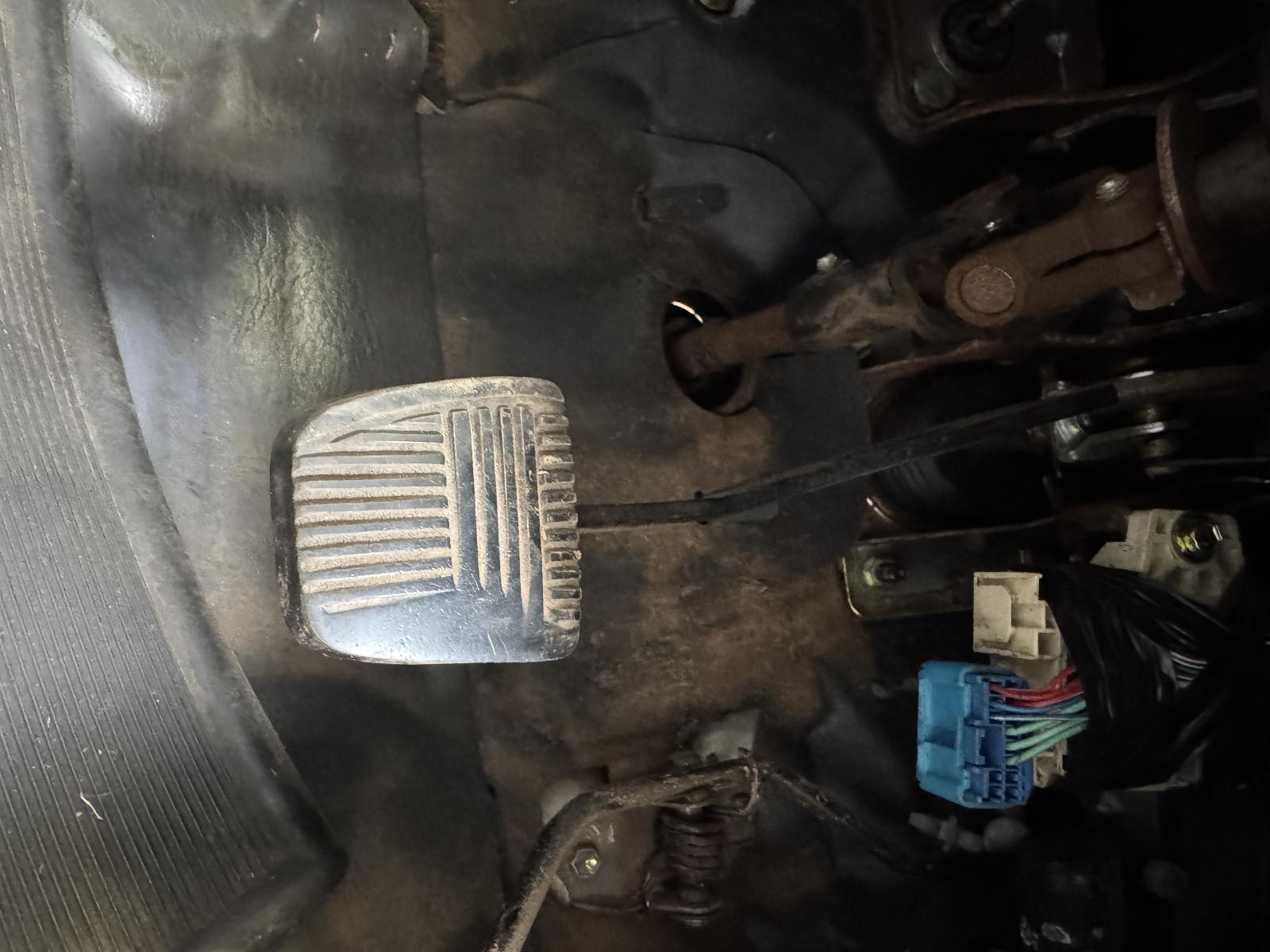 View TOYOTA HILUX 2002 2 Door Pickup Breaking