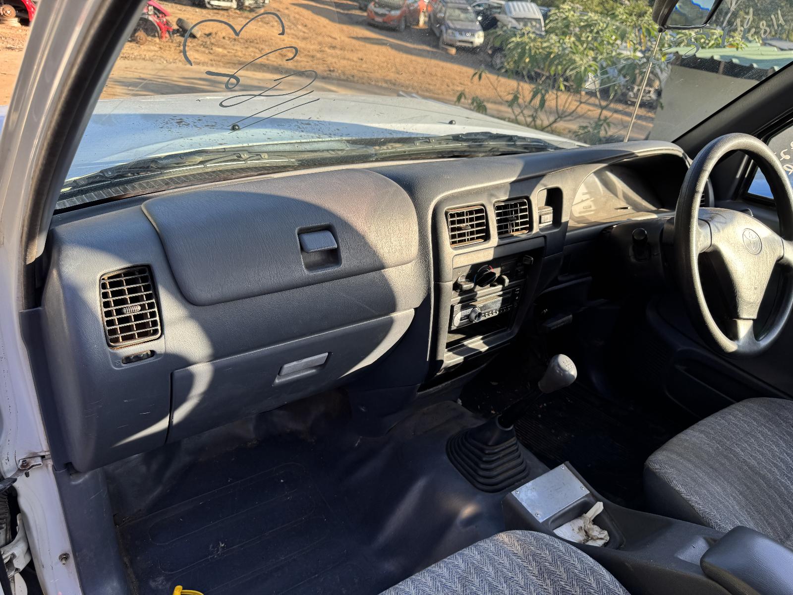 View TOYOTA HILUX 2002 2 Door Pickup Breaking