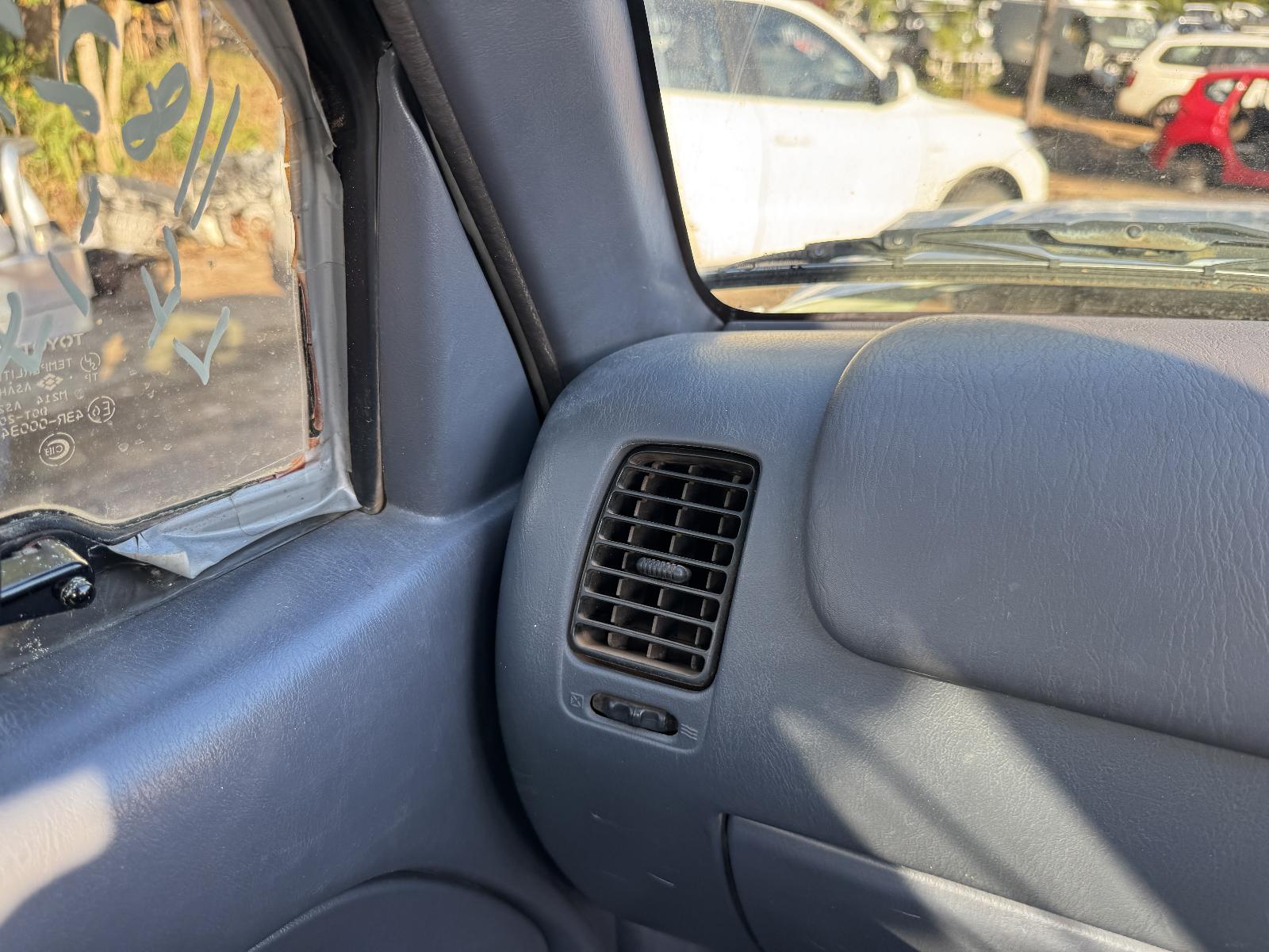 View TOYOTA HILUX 2002 2 Door Pickup Breaking
