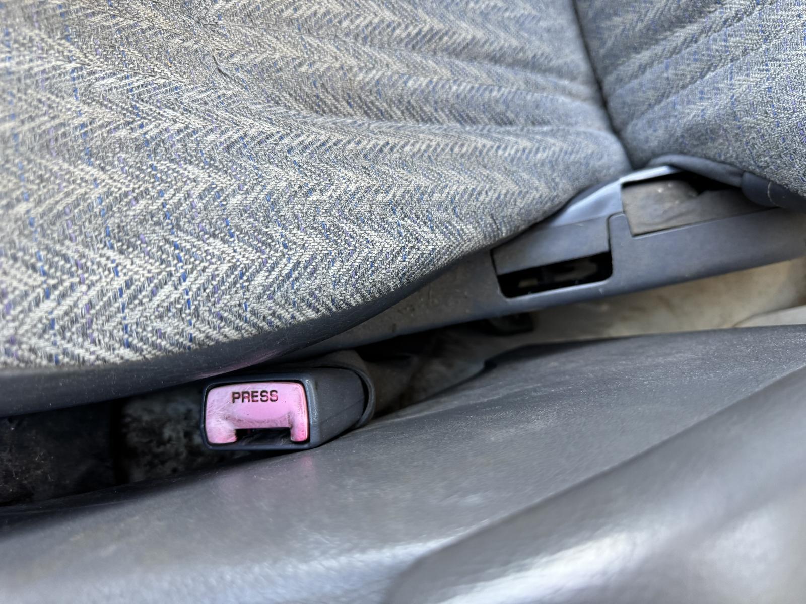 View TOYOTA HILUX 2002 2 Door Pickup Breaking