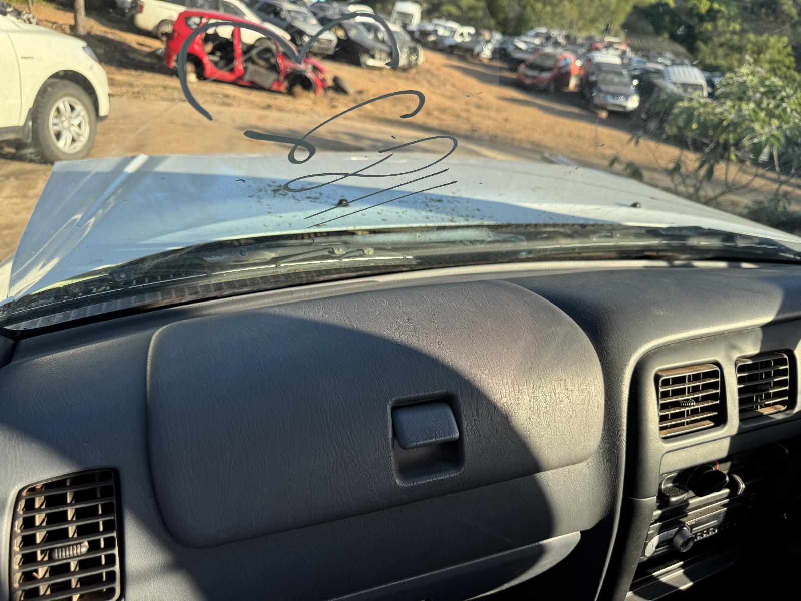 View TOYOTA HILUX 2002 2 Door Pickup Breaking