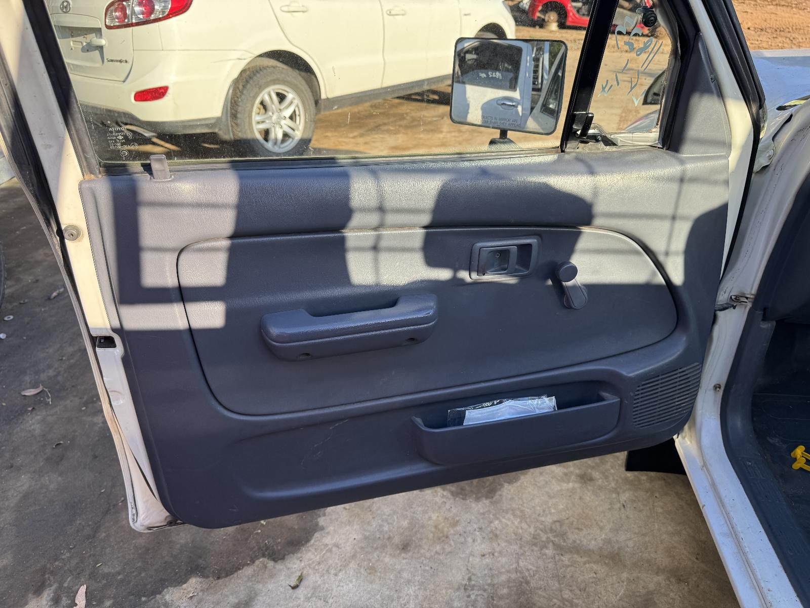 View TOYOTA HILUX 2002 2 Door Pickup Breaking