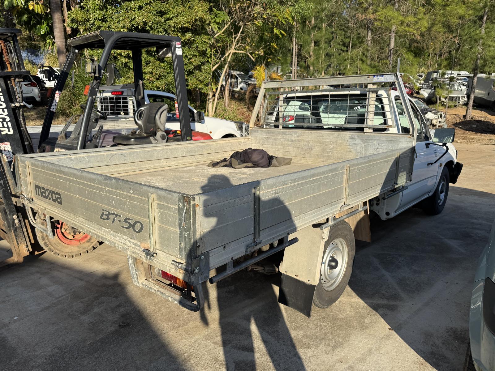 View TOYOTA HILUX 2002 2 Door Pickup Breaking