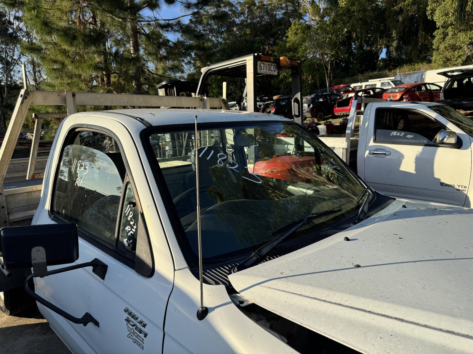View TOYOTA HILUX 2002 2 Door Pickup Breaking
