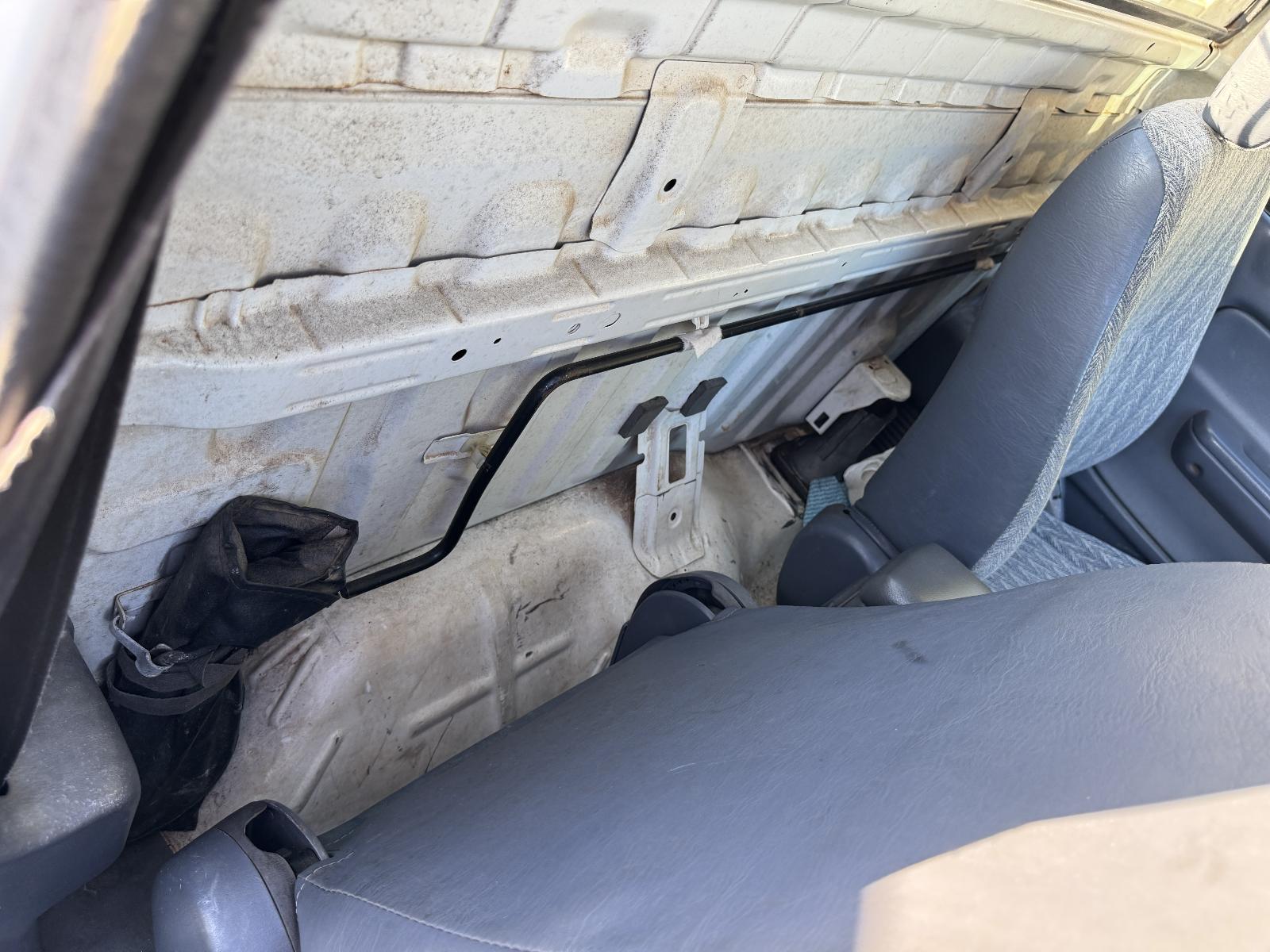 View TOYOTA HILUX 2002 2 Door Pickup Breaking