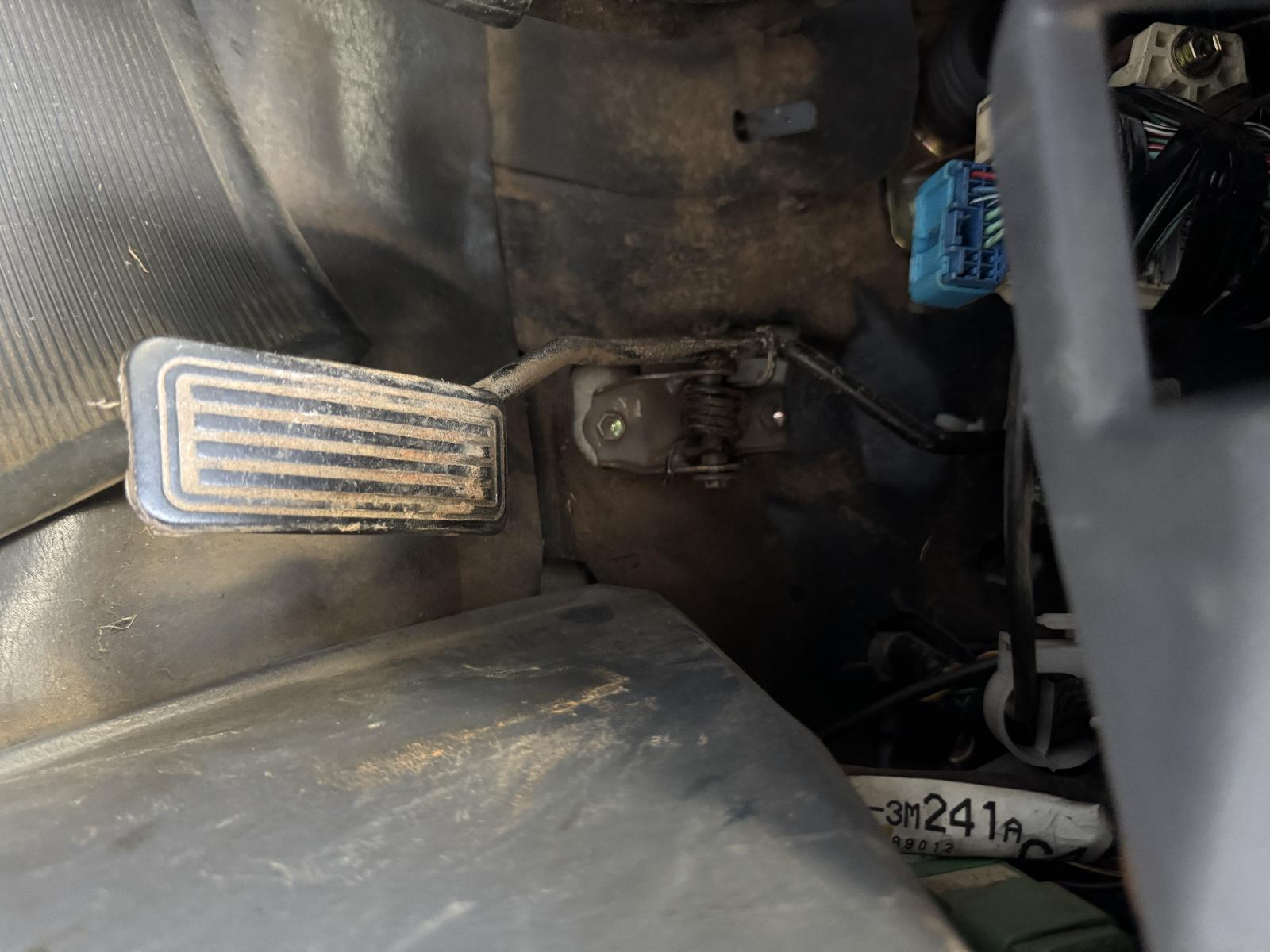 View TOYOTA HILUX 2002 2 Door Pickup Breaking