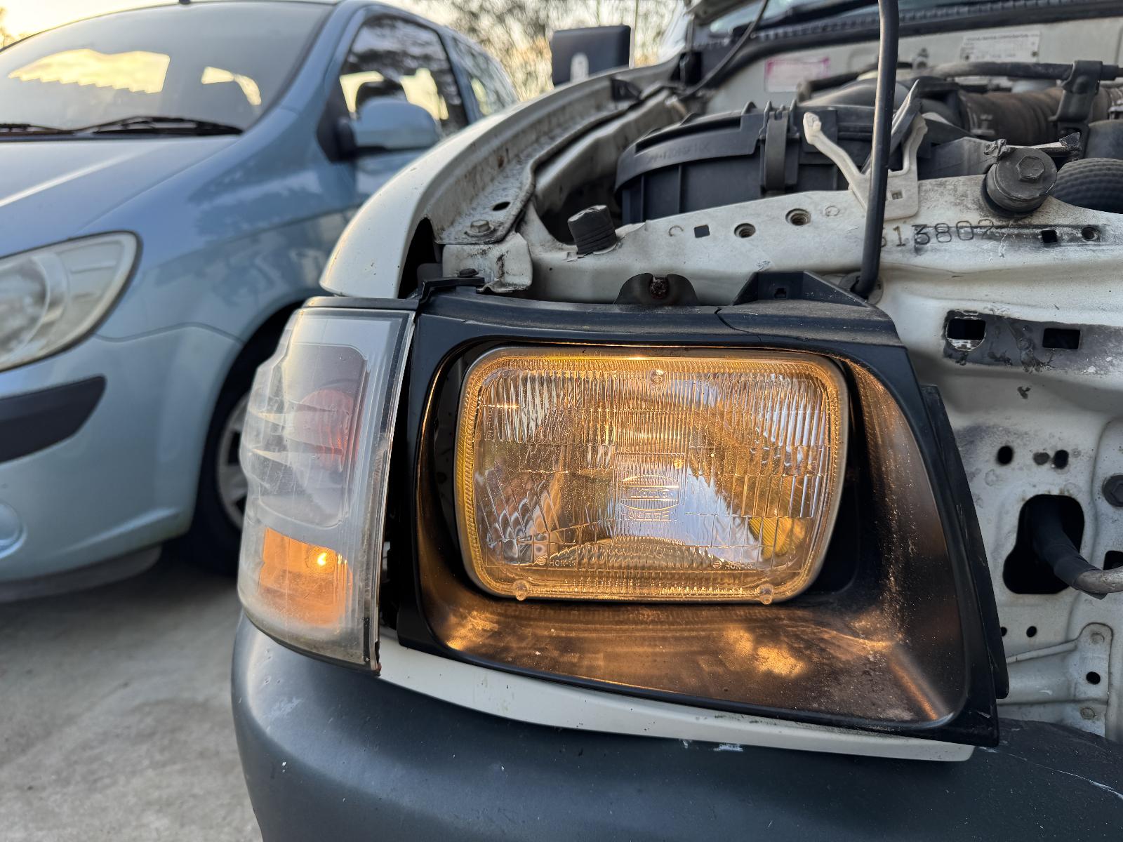 View TOYOTA HILUX 2002 2 Door Pickup Breaking