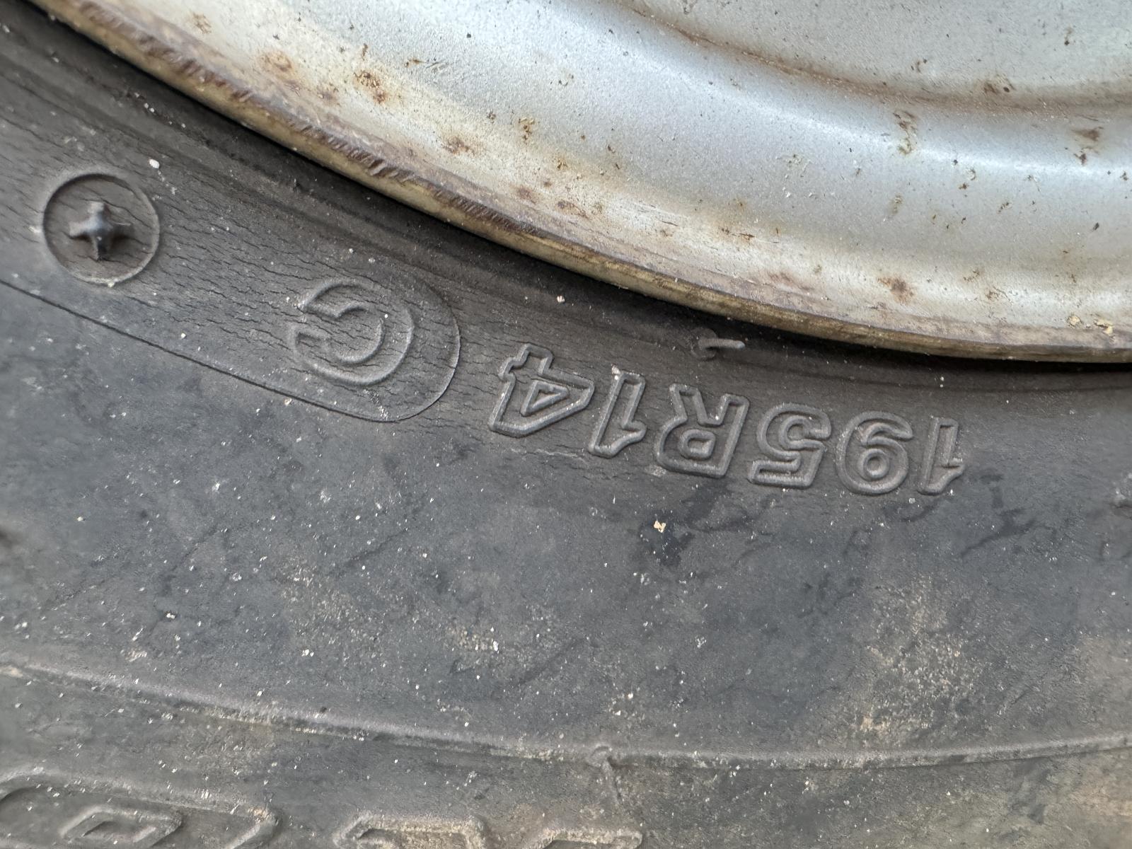 View TOYOTA HILUX 2002 2 Door Pickup Breaking