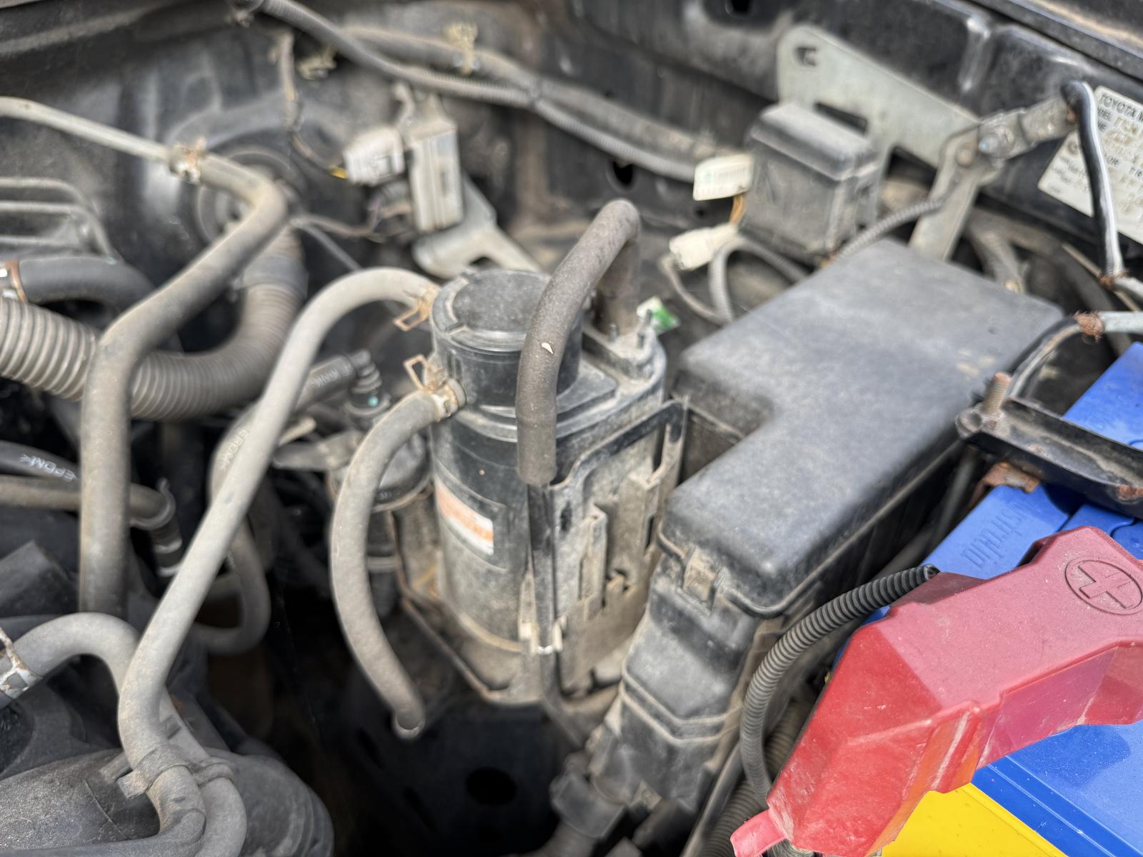 View TOYOTA HILUX 2010 2 Door Utility Breaking