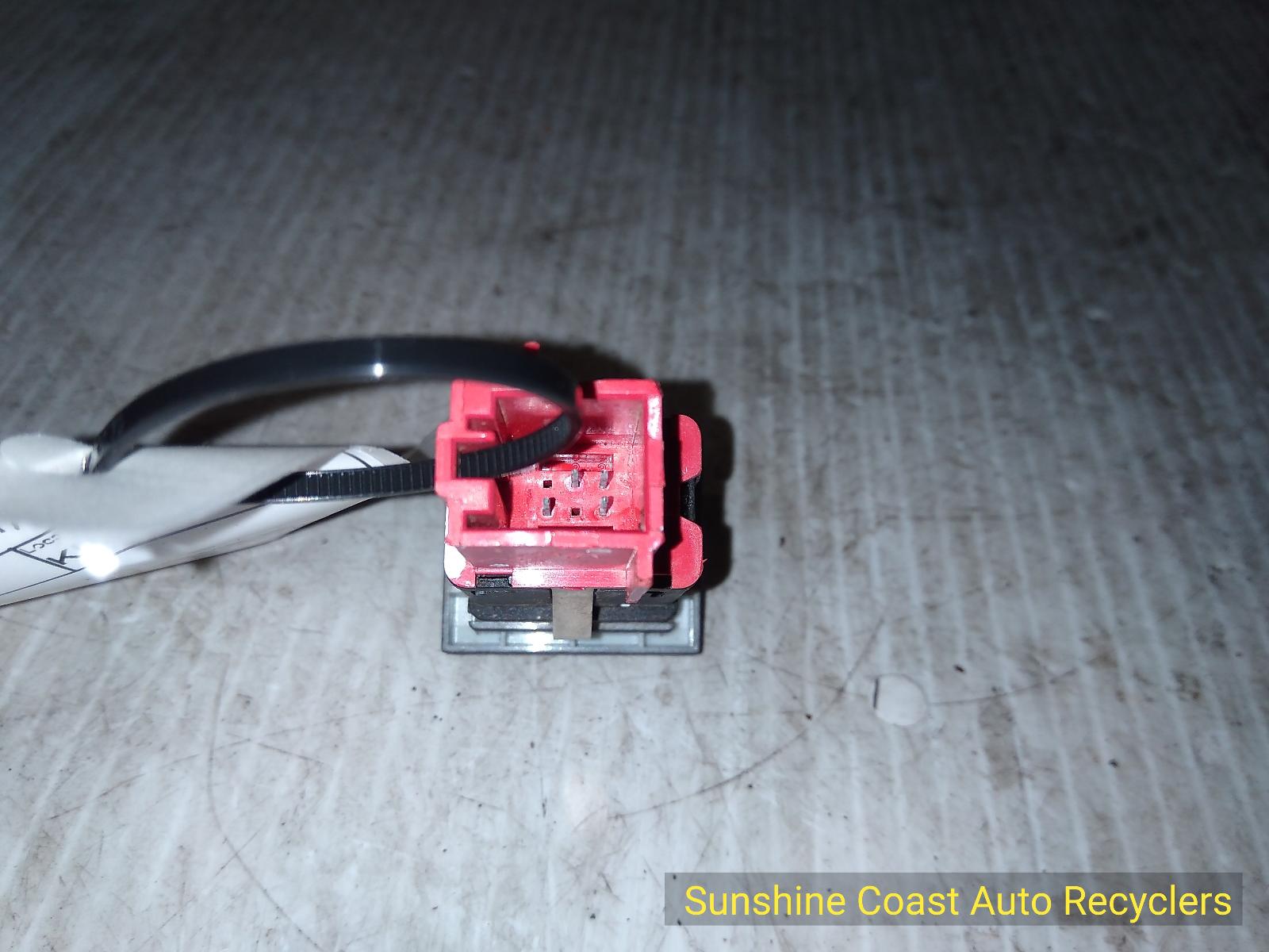 View Auto part Misc Switch/Relay Volkswagen Amarok 2013