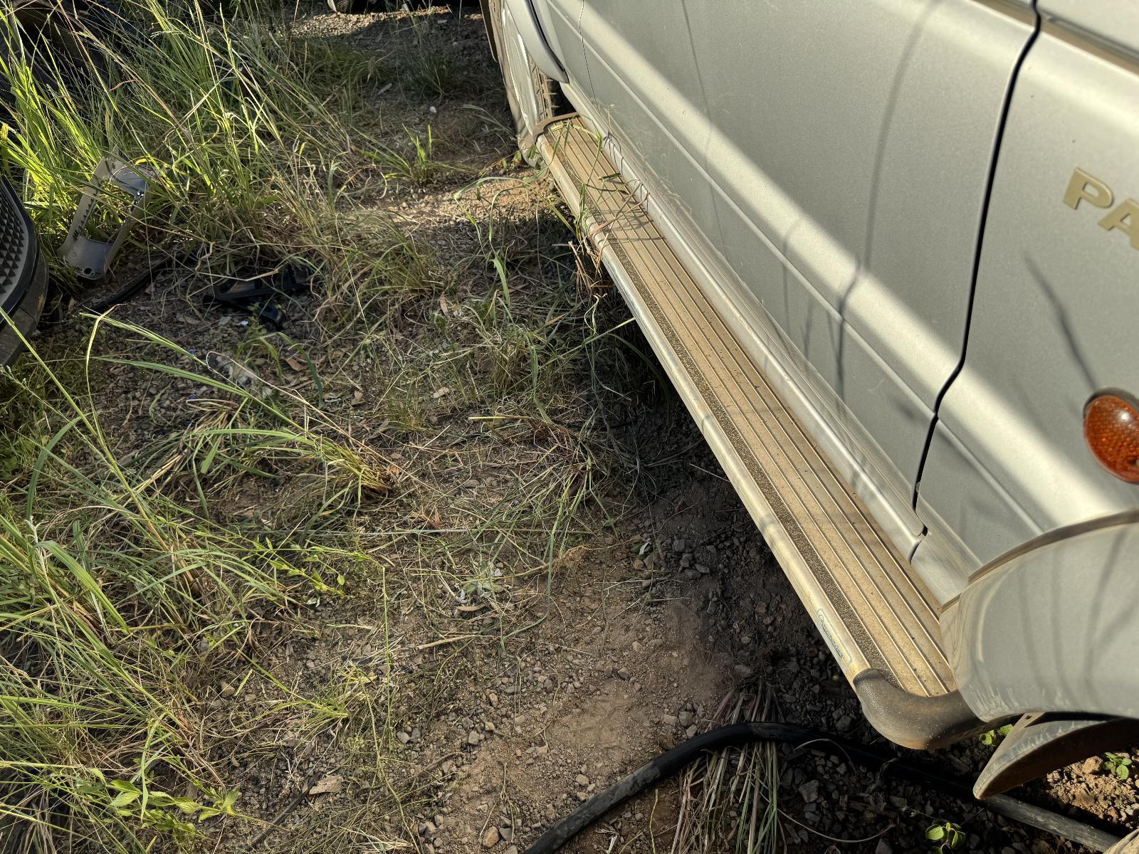 View Auto part Side Step/Skirt MITSUBISHI PAJERO 1993