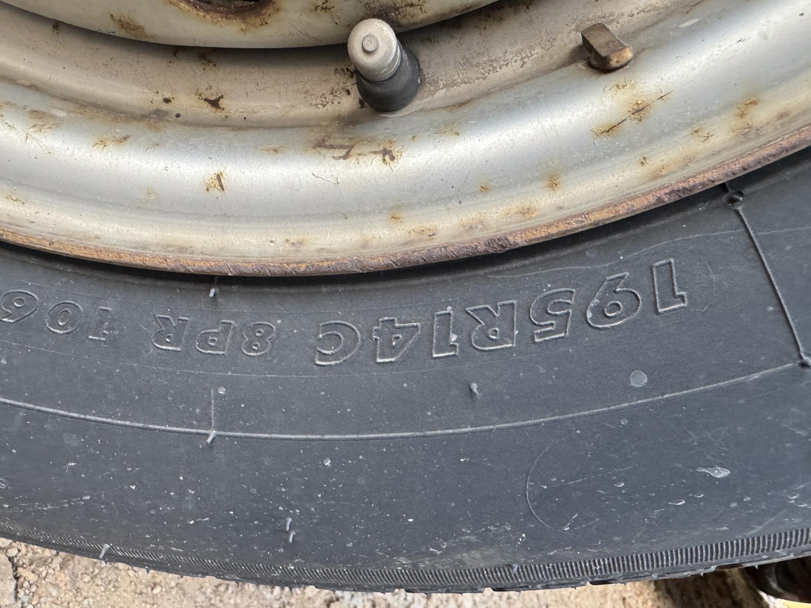 View Auto part Tyre TOYOTA HILUX 2006