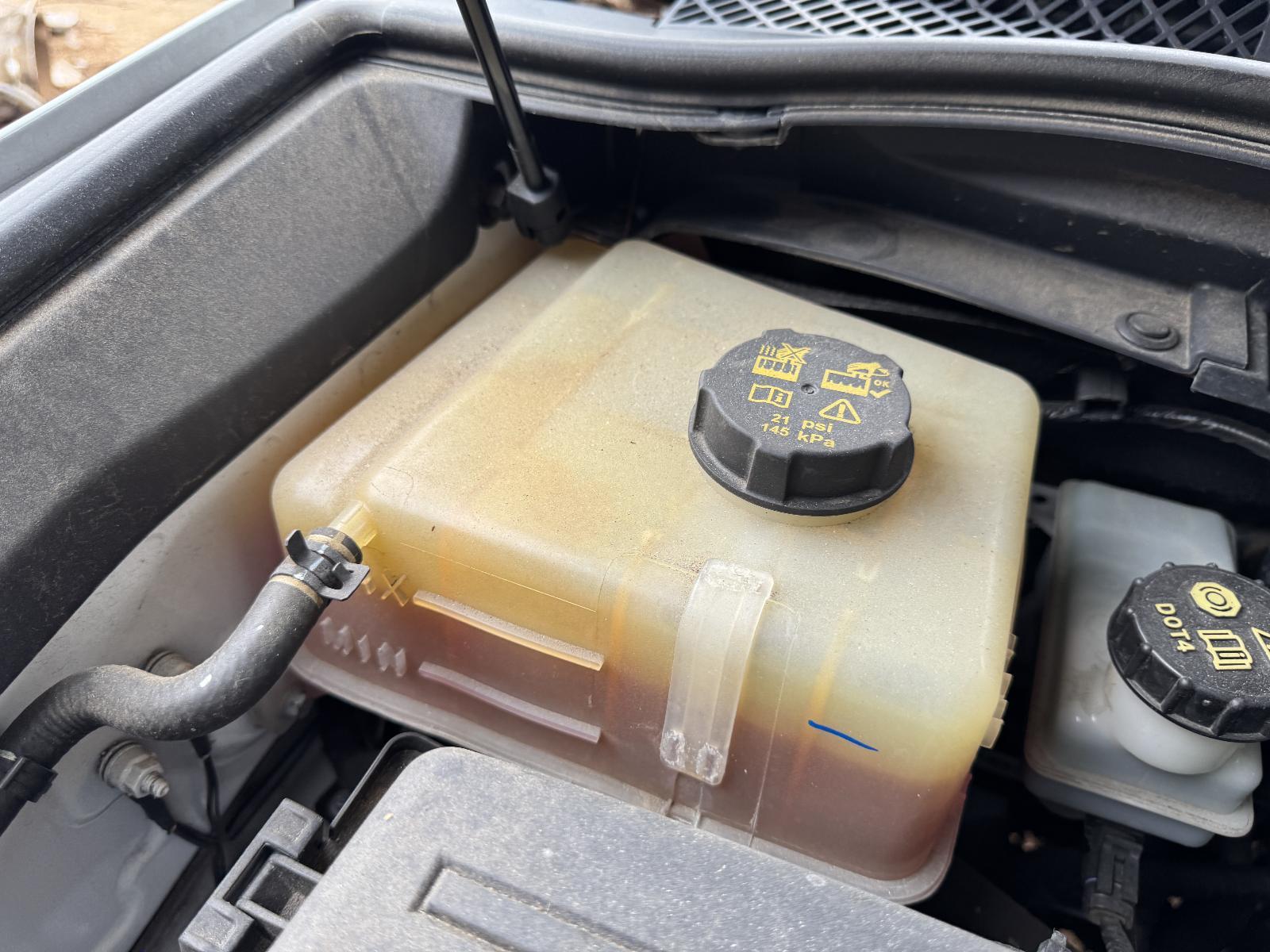 View Auto part Overflow Bottle LDV D90 2022