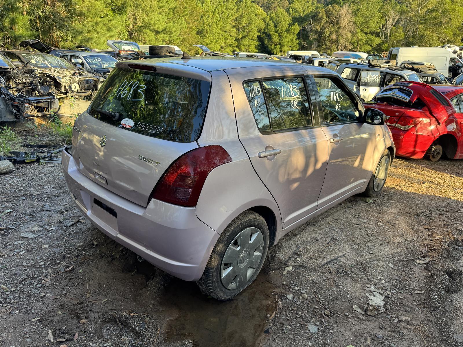 View Auto part Bootlid/Tgate Hinge SUZUKI SWIFT 2005