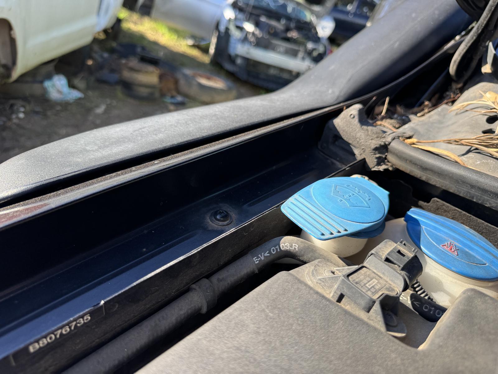 View Auto part Washer Bottle VOLKSWAGEN AMAROK 2011