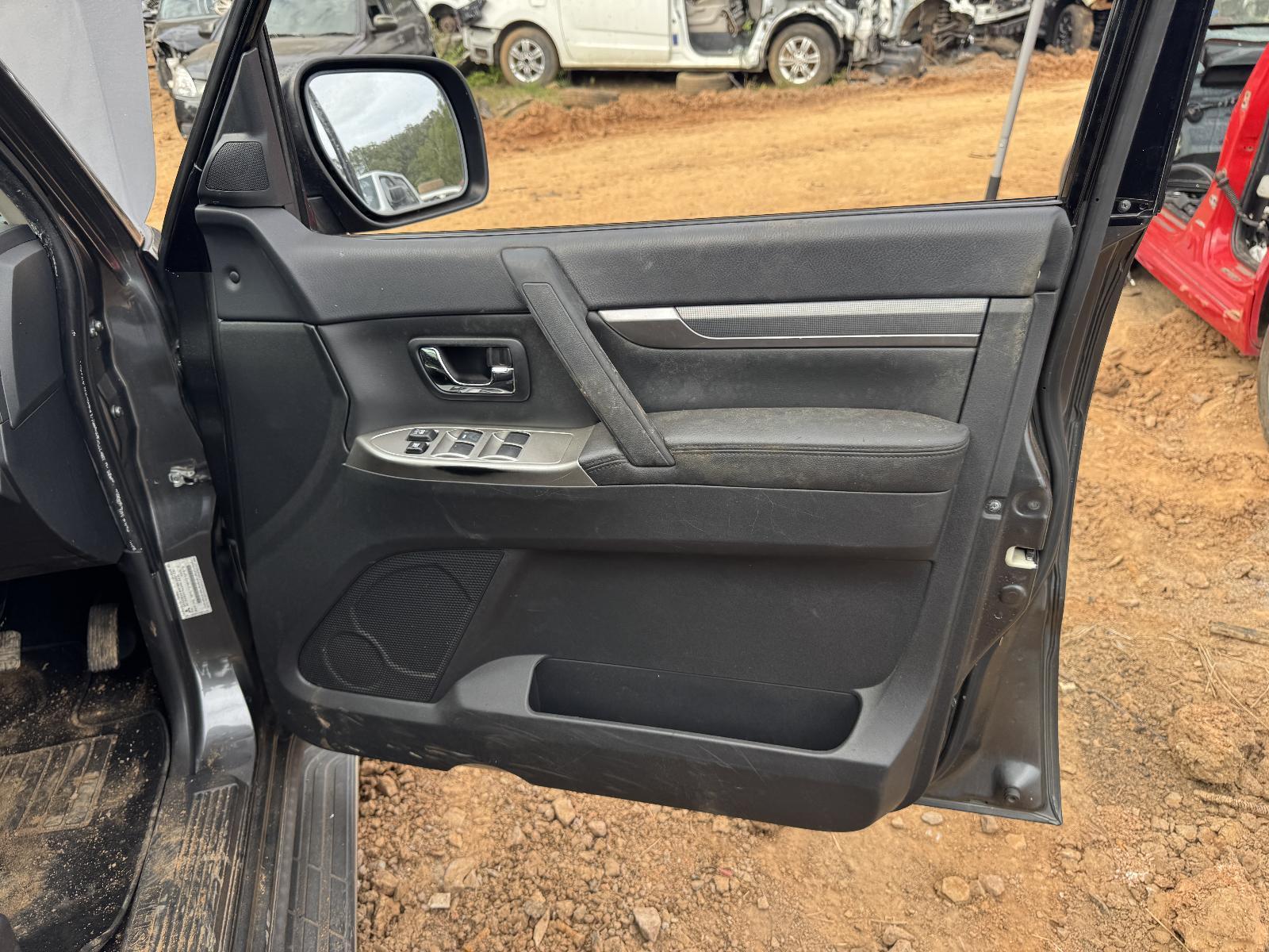 View Auto part Right Front Window Reg/Motor MITSUBISHI PAJERO 2014