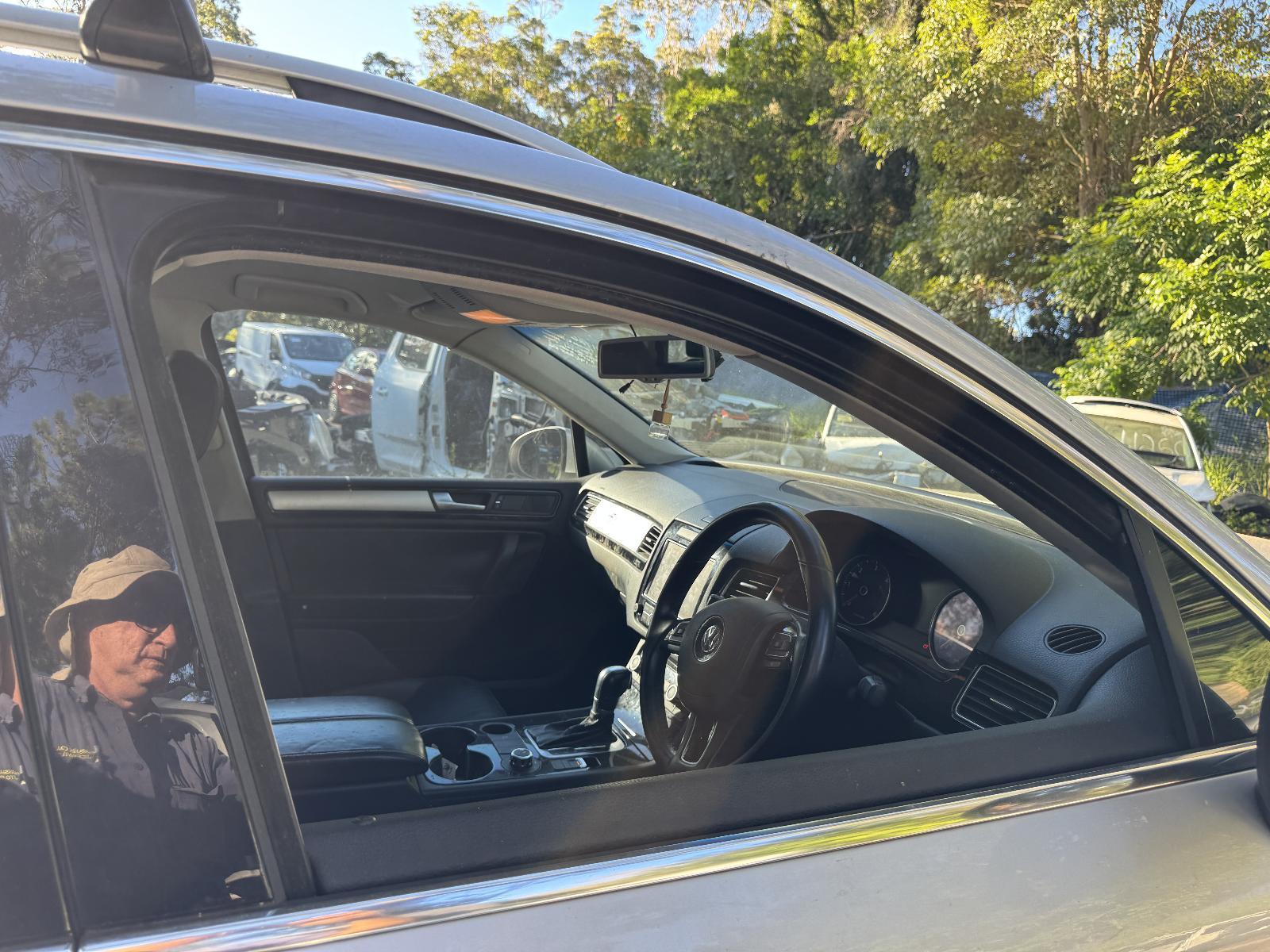 View Auto part Right Front Door Window VOLKSWAGEN TOUAREG 2011