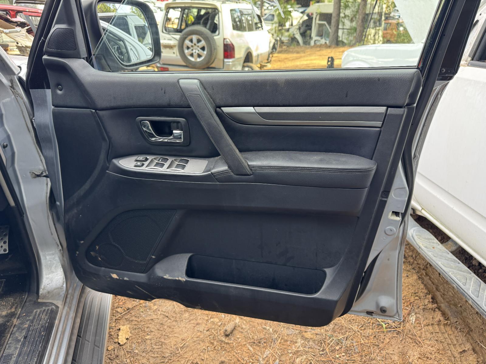 View Auto part Right Front Window Reg/Motor MITSUBISHI PAJERO 2007