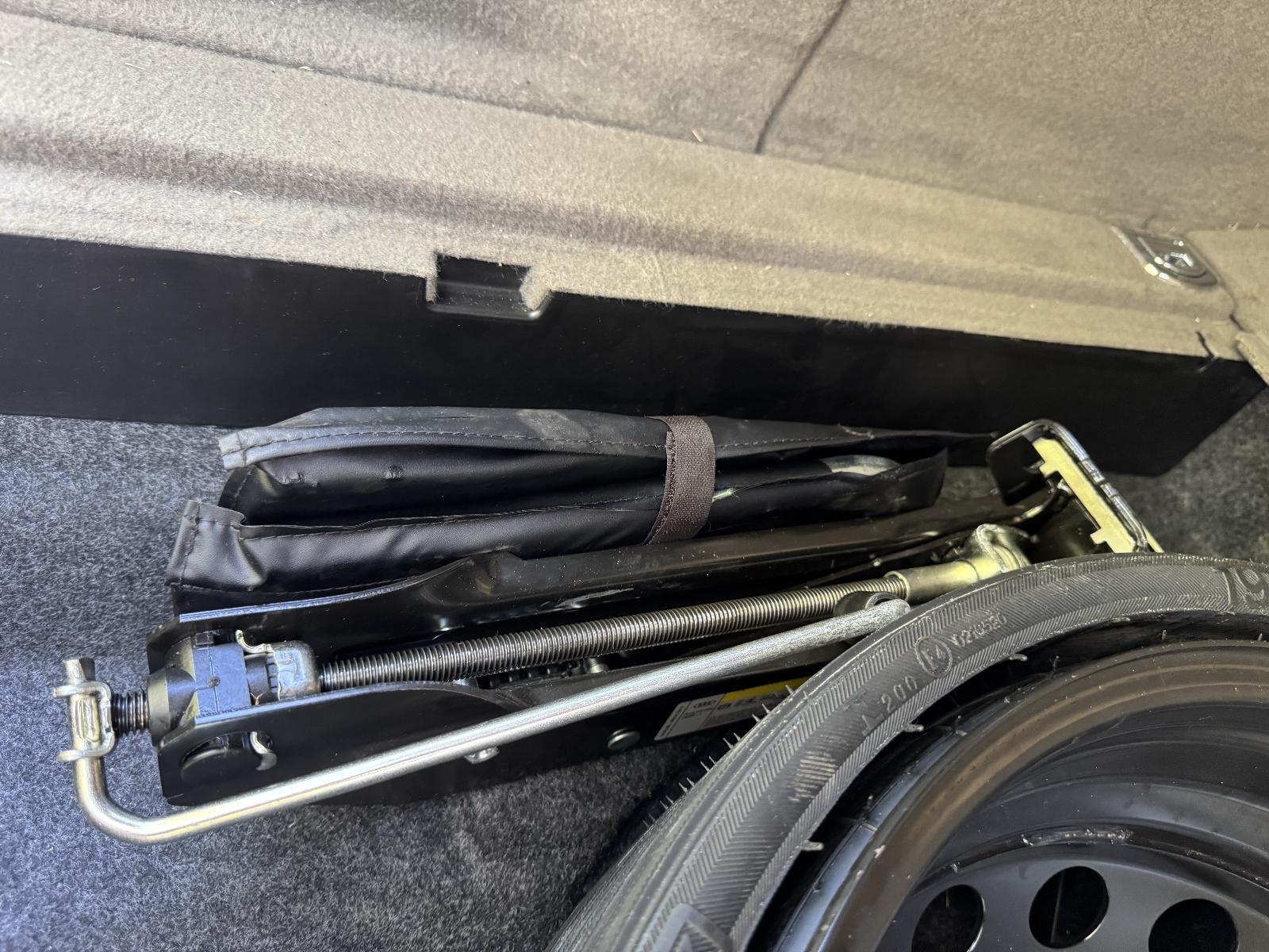 View Auto part Jack/Tool Kit AUDI Q5 2011