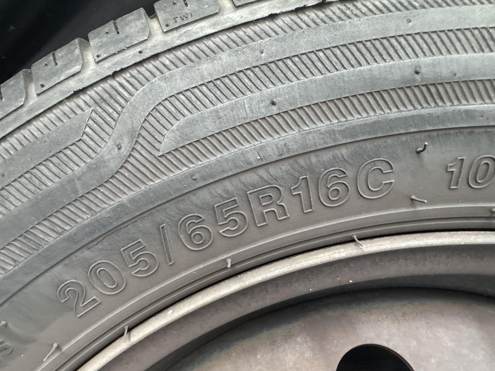 View Auto part Tyre RENAULT TRAFIC 2013