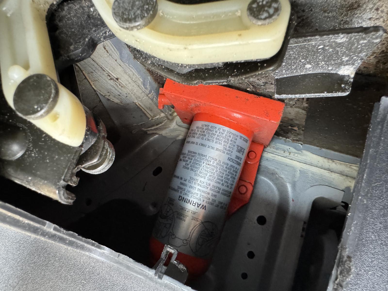 View Auto part Jack/Tool Kit MITSUBISHI PAJERO 2002