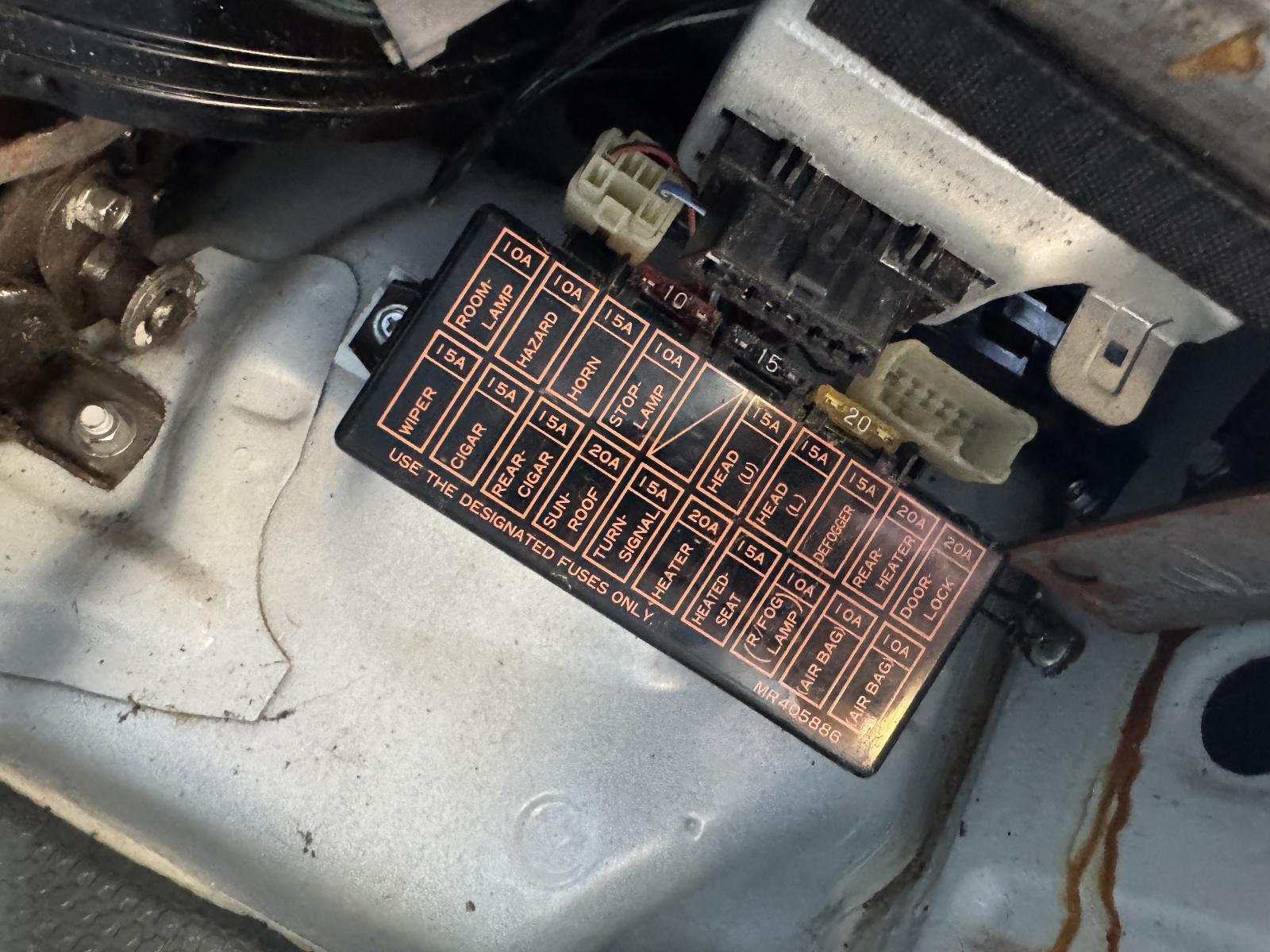 View Auto part Fuse Box MITSUBISHI L300 2009