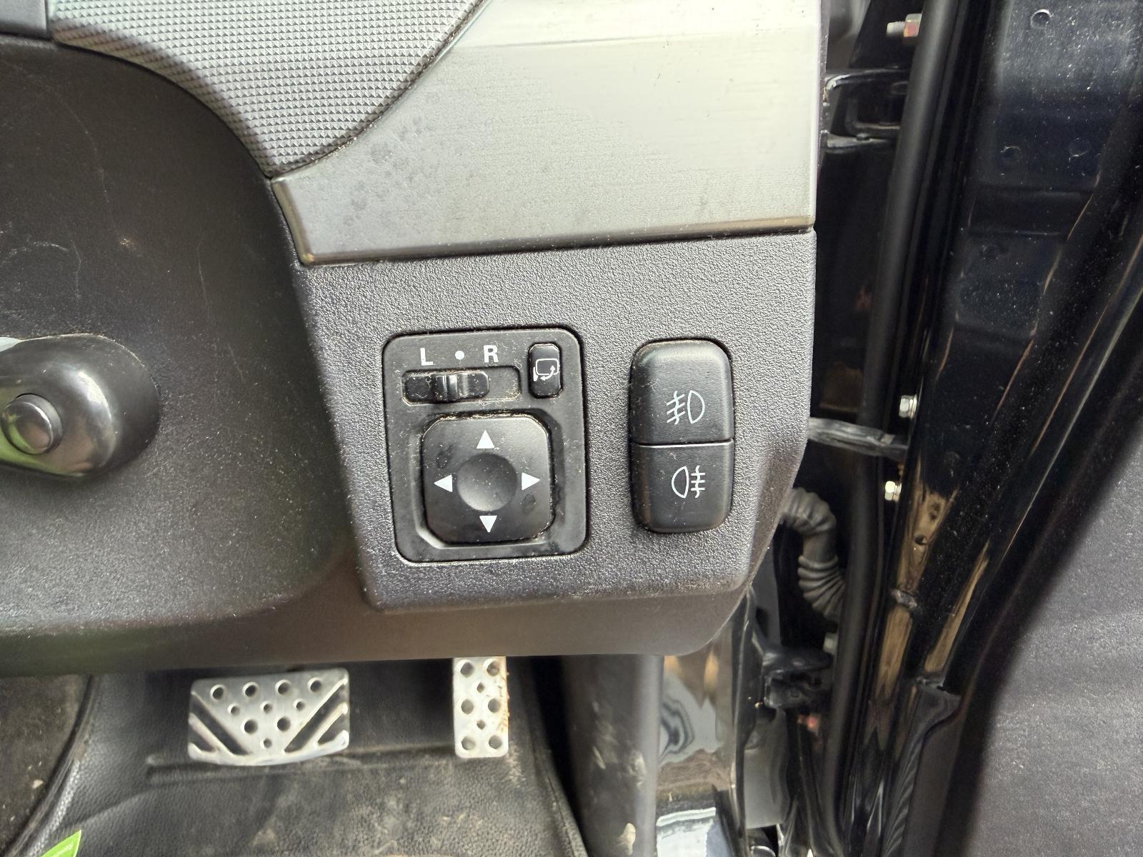 View Auto part Misc Switch/Relay Mitsubishi Pajero 2010