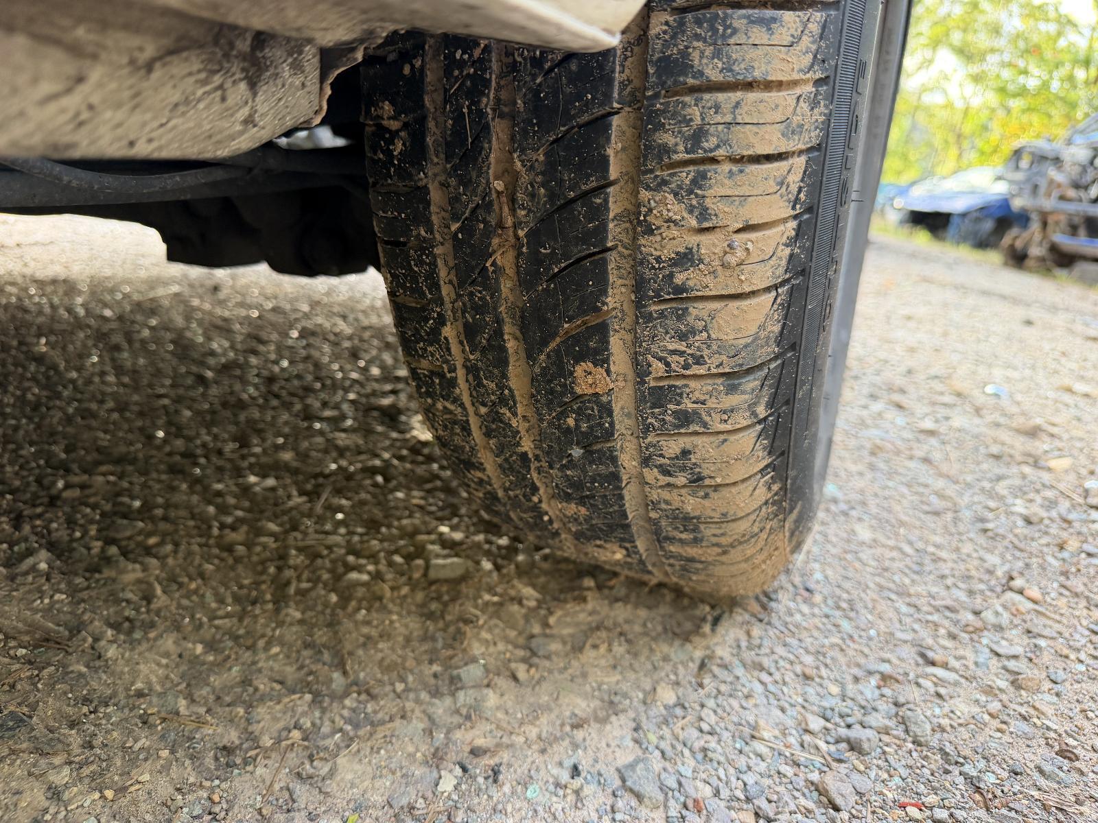 View Auto part Tyre Volkswagen Caddy 2013