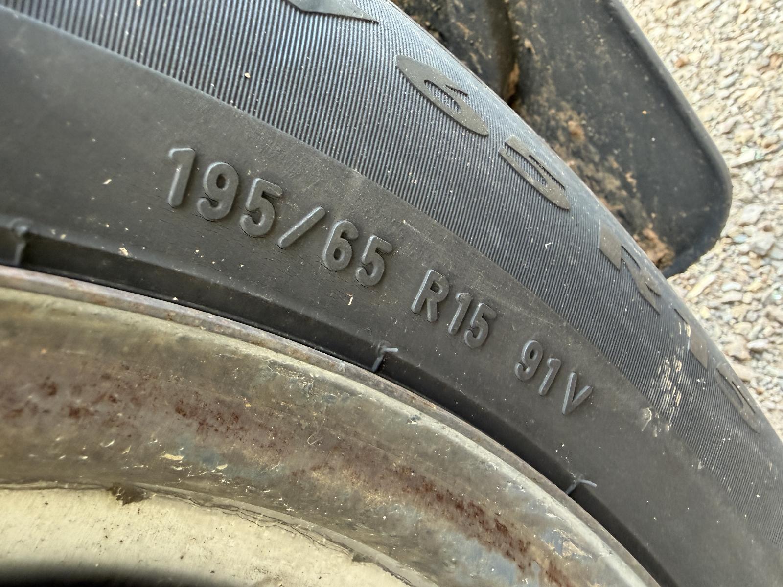 View Auto part Tyre Volkswagen Caddy 2013