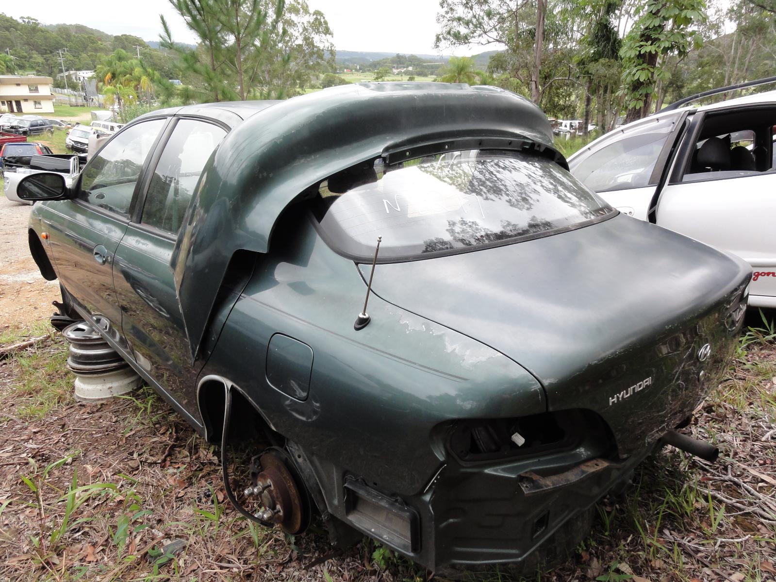 View HYUNDAI LANTRA 1995   Breaking