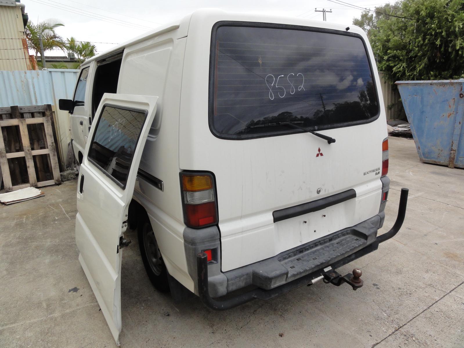 View MITSUBISHI L300 2002   Breaking