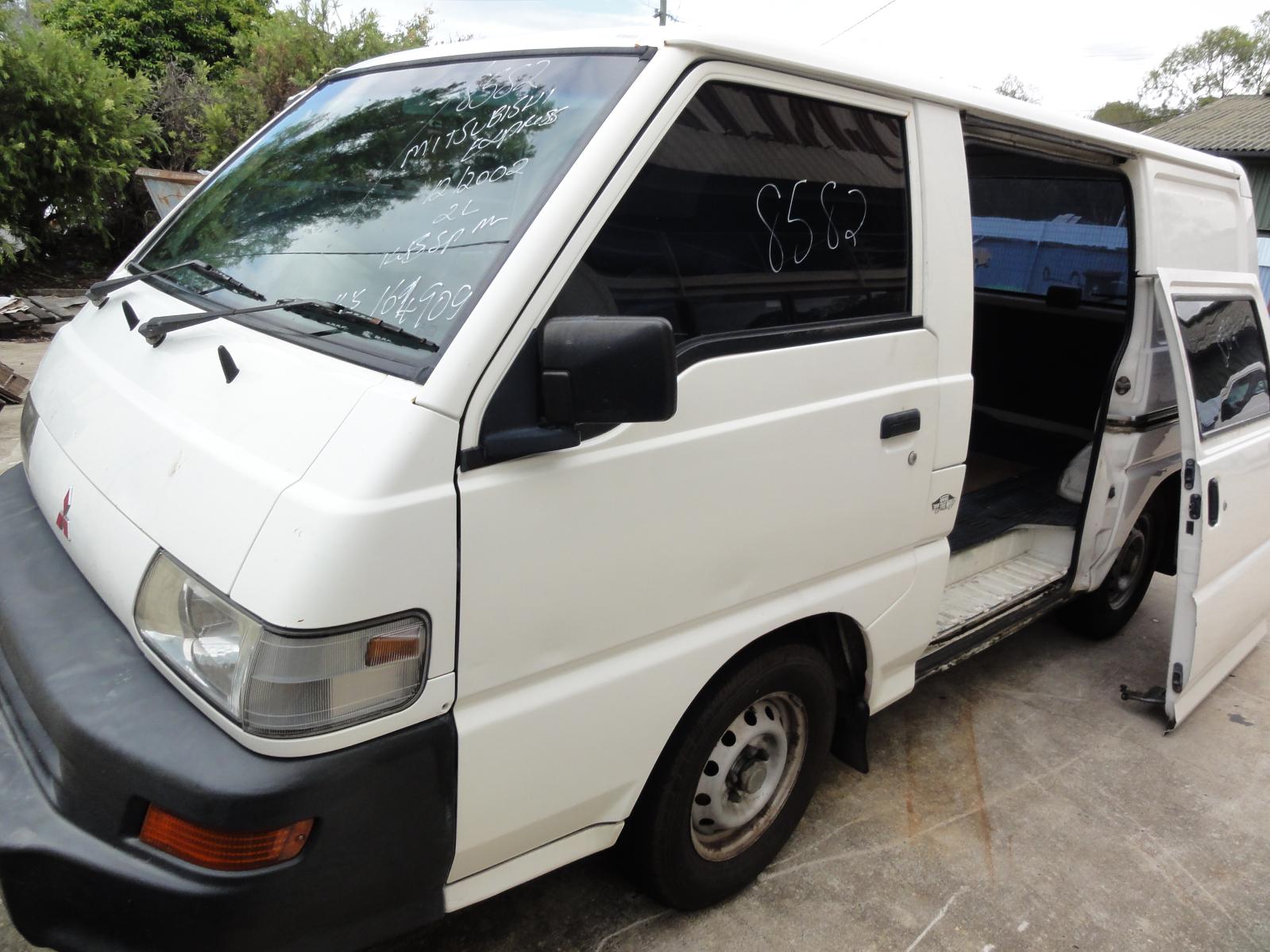 View MITSUBISHI L300 2002   Breaking