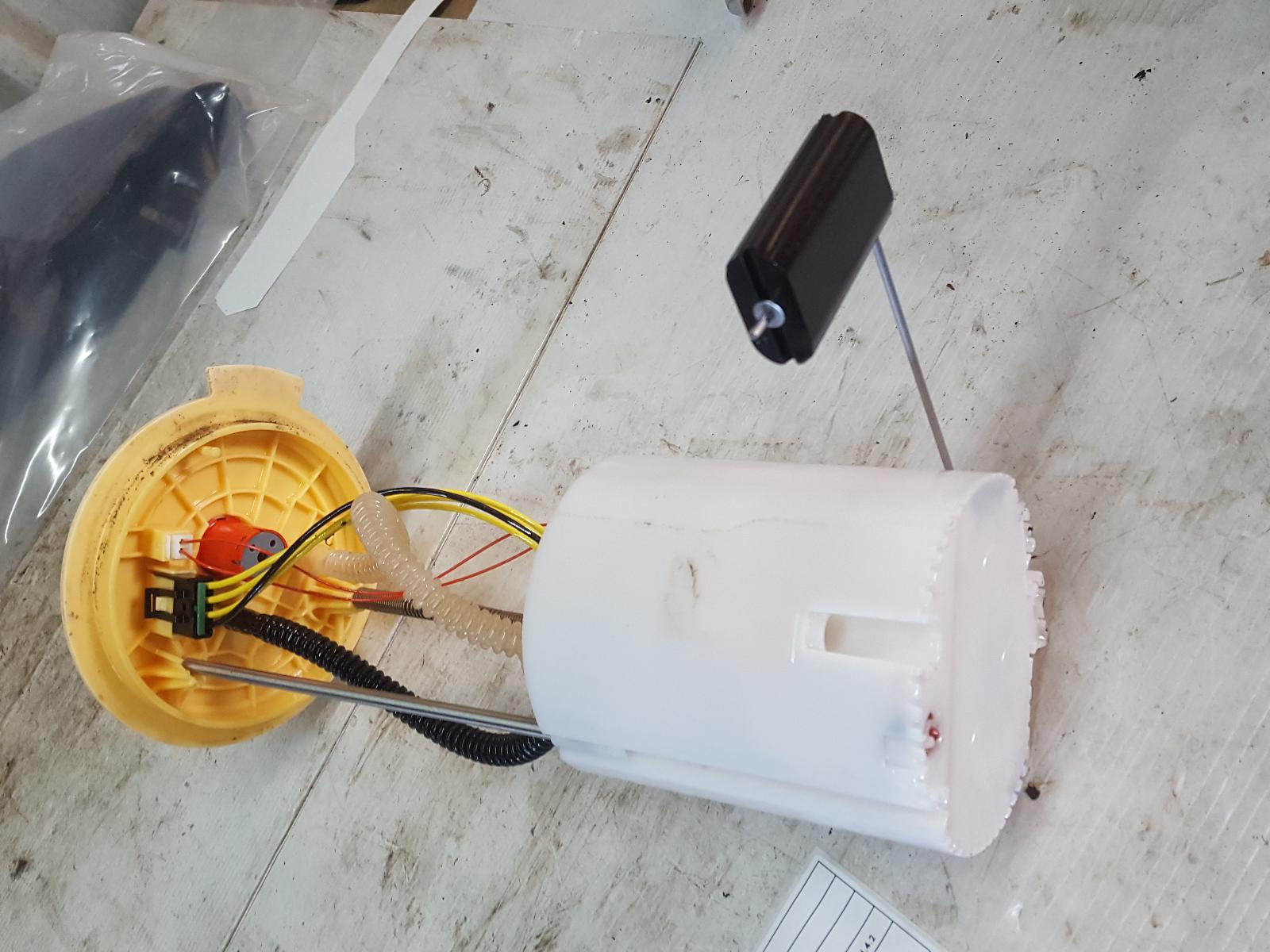 View Auto part Fuel Sending Unit Nissan Navara 2017