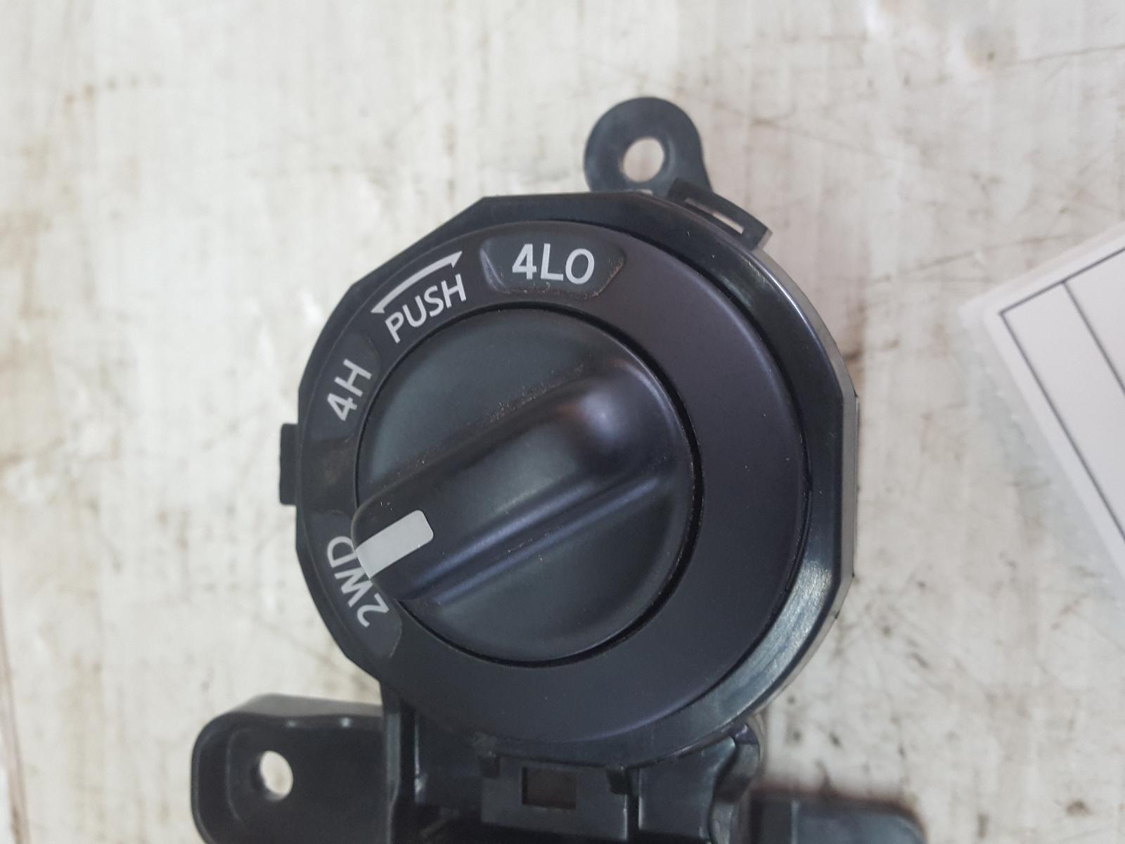 View Auto part Misc Switch/Relay Nissan Navara 2017