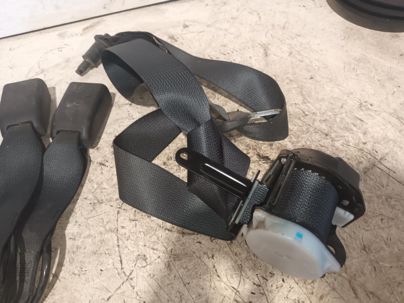 View Auto part Seatbelt/Stalk Nissan Navara 2017