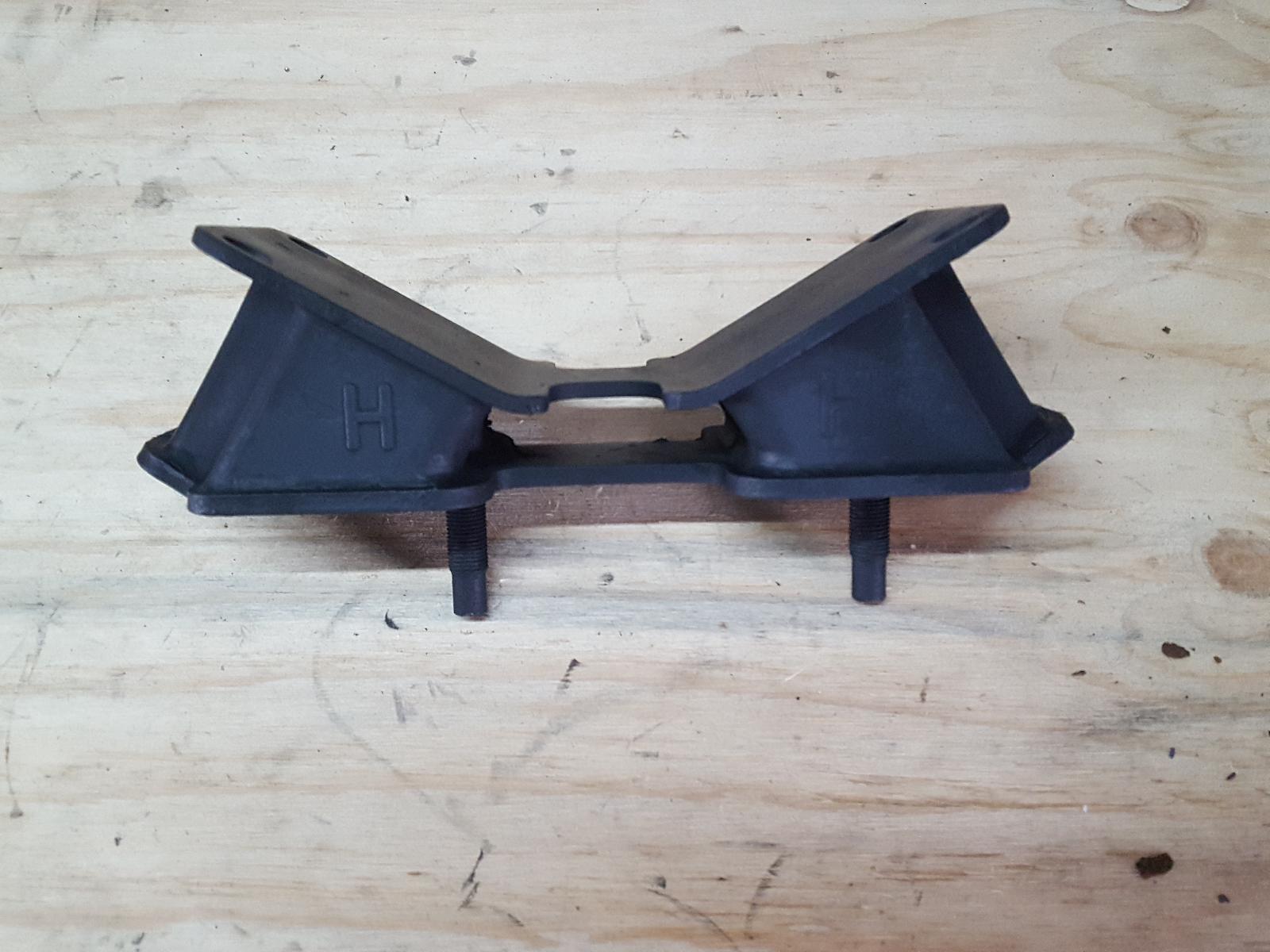 View Auto part Mount Toyota Landcruiser 1997