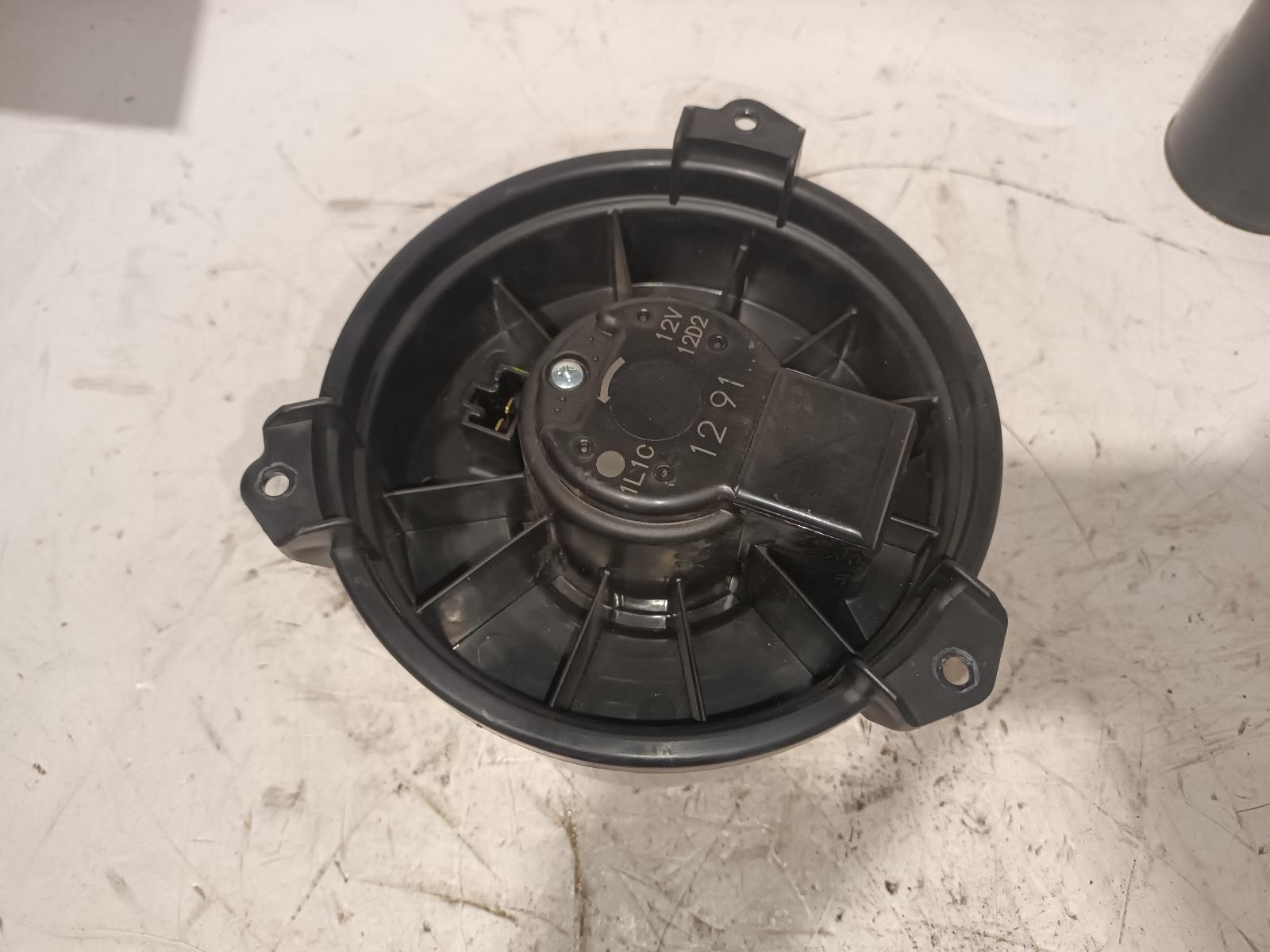 View Auto part Heater Fan Motor Toyota Landcruiser 2020