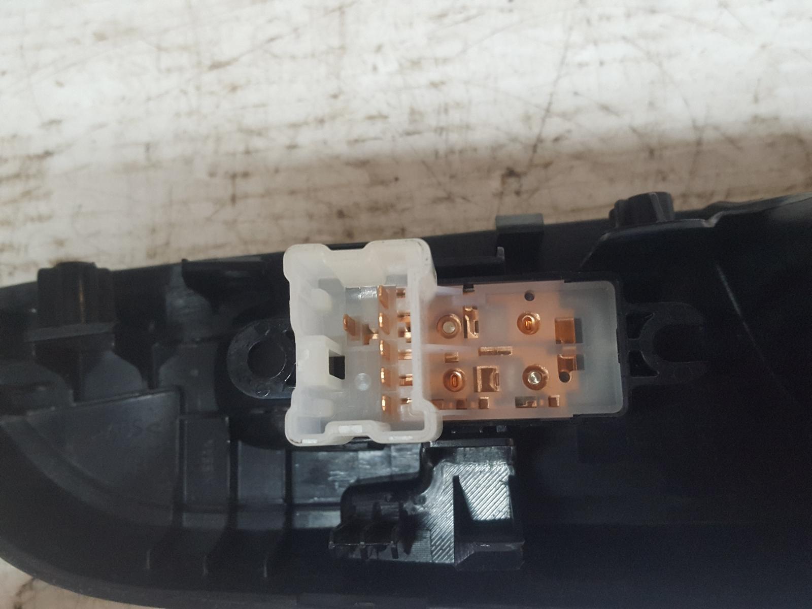 View Auto part Pwr Dr Wind Switch Nissan Navara 2017