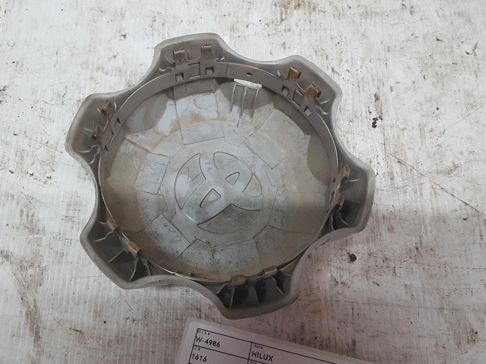 2015 Toyota Hilux Wheel Cover/Hub Cap View Auto part Wheel Cover/Hub Cap Toyota Hilux 2015