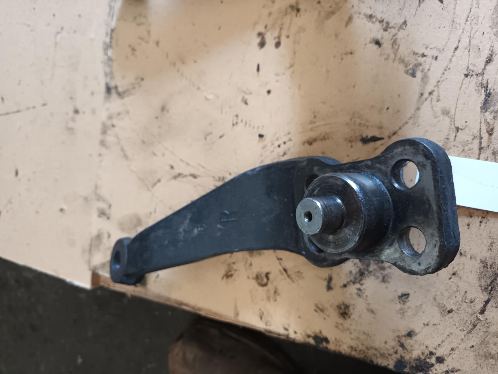 View Auto part Misc Bracket Toyota Landcruiser 1994