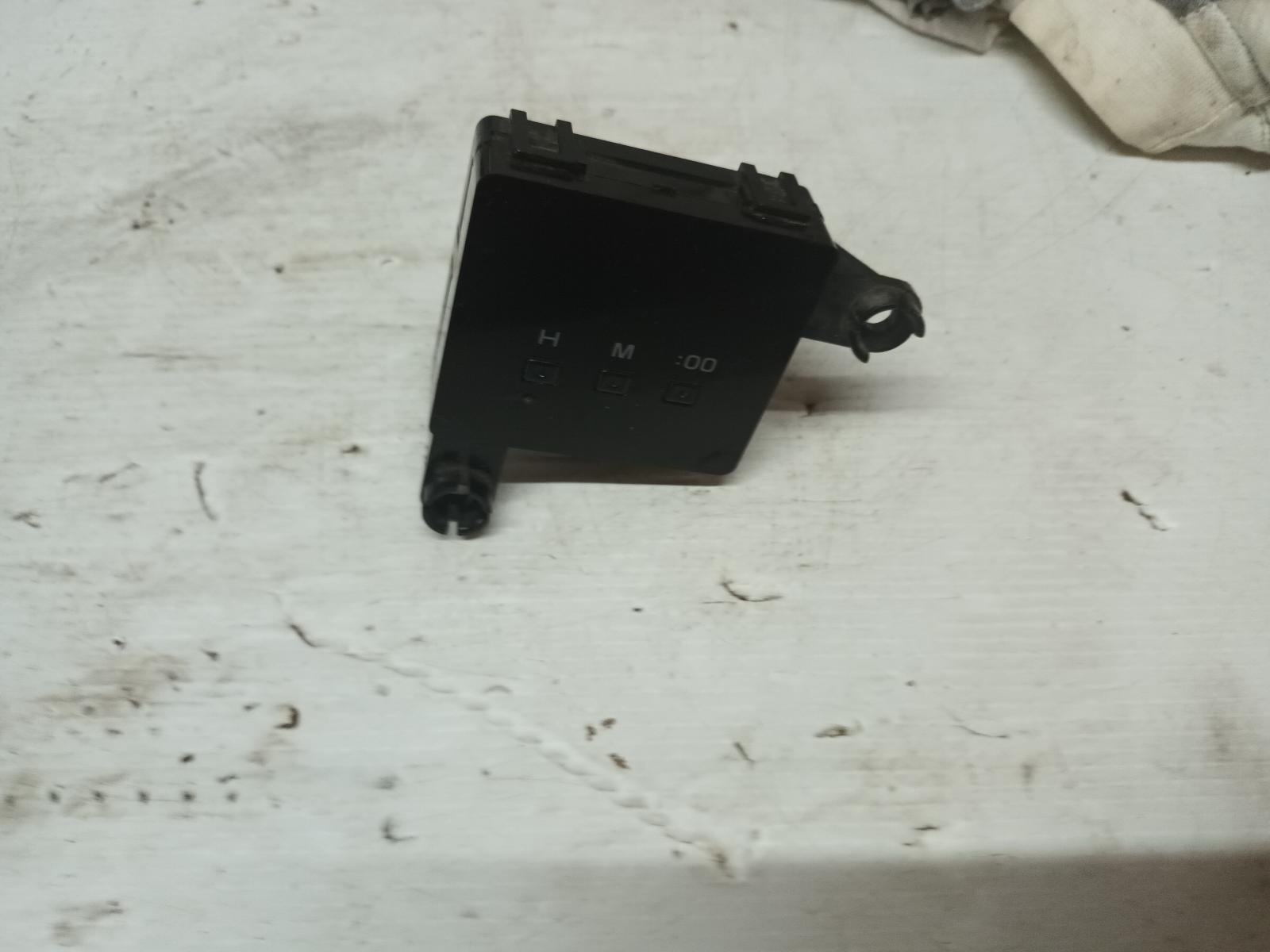 View Auto part Clock Toyota Hilux 1990