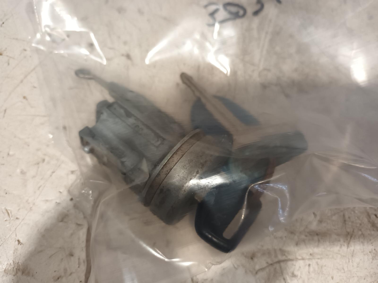 1992 Toyota Landcruiser Ignition W/ Key View Auto part Ignition W/ Key Toyota Landcruiser 1992